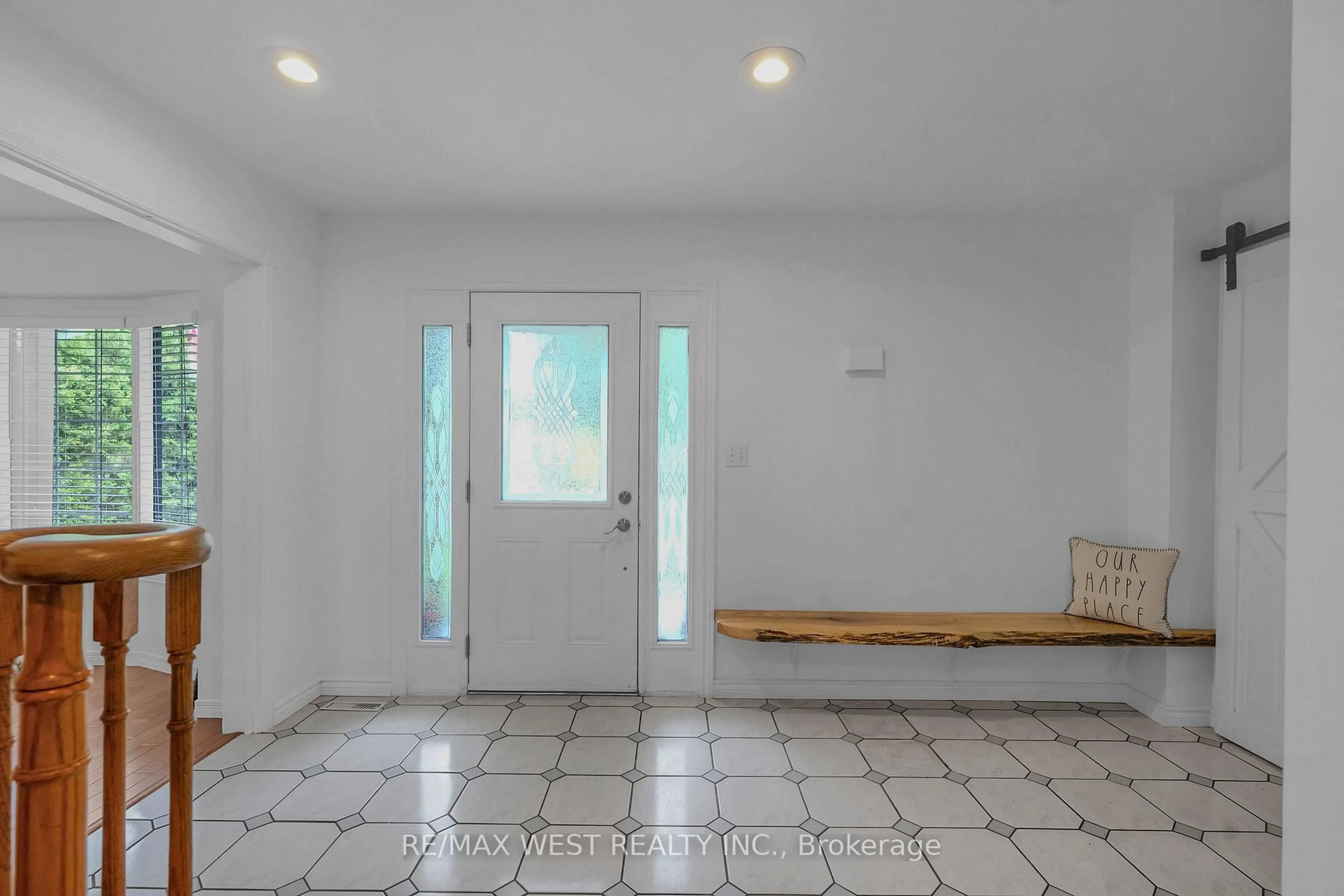 Indoor entryway for 203 Elizabeth Cres, Centre Wellington Ontario N1M 3N2