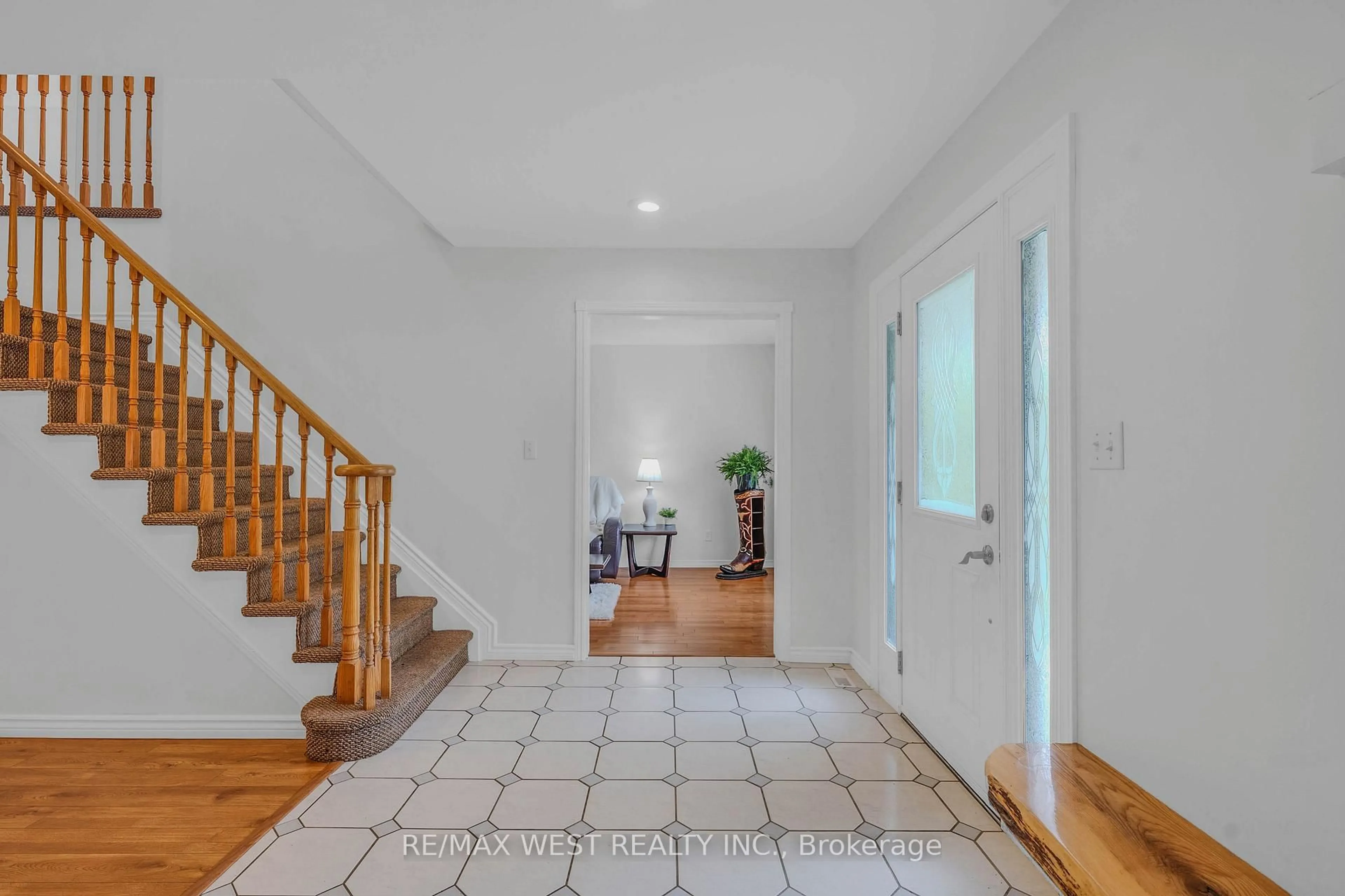 Indoor entryway for 203 Elizabeth Cres, Centre Wellington Ontario N1M 3N2