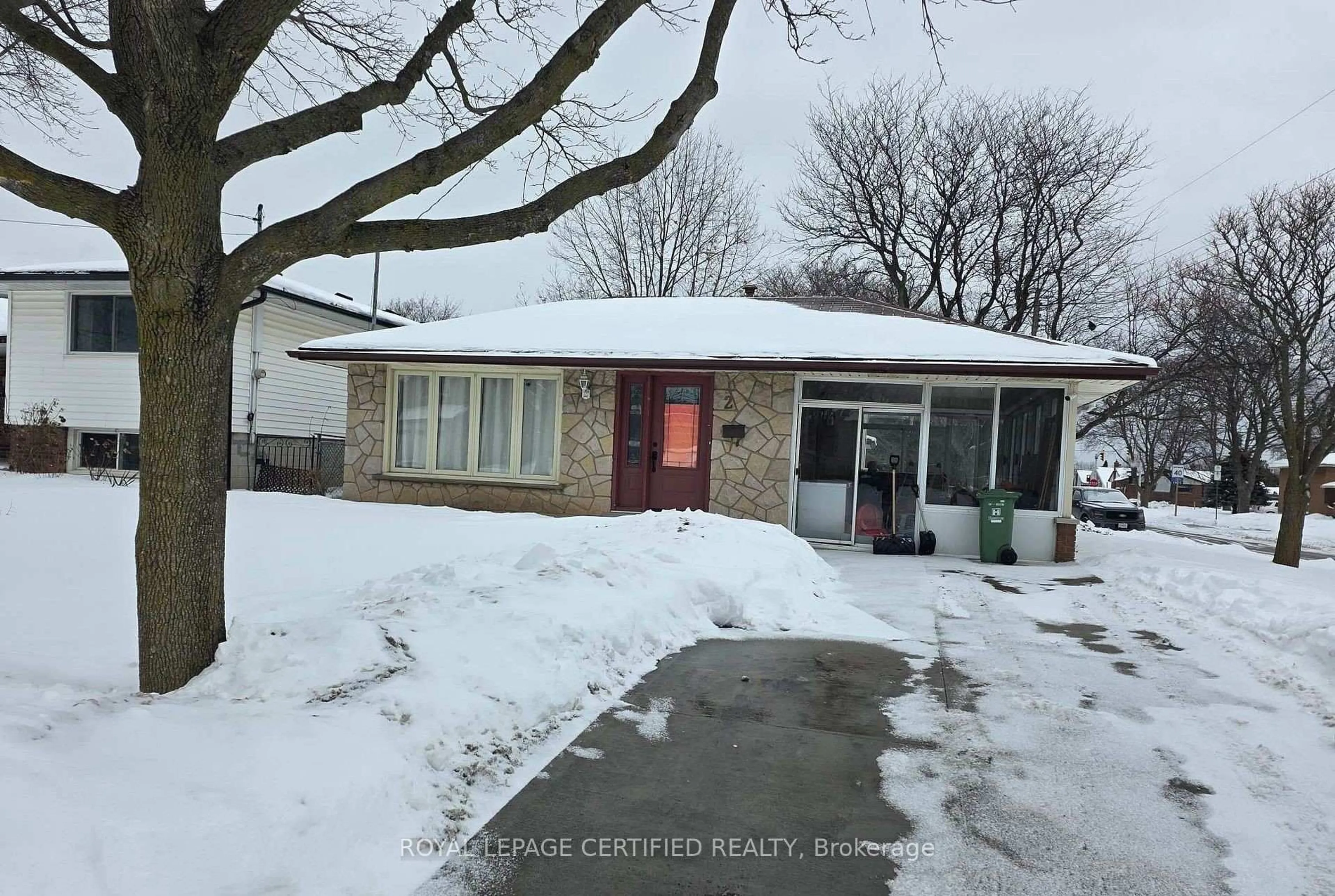 Unknown for 2 Rideau Cres, Hamilton Ontario L8T 2S9