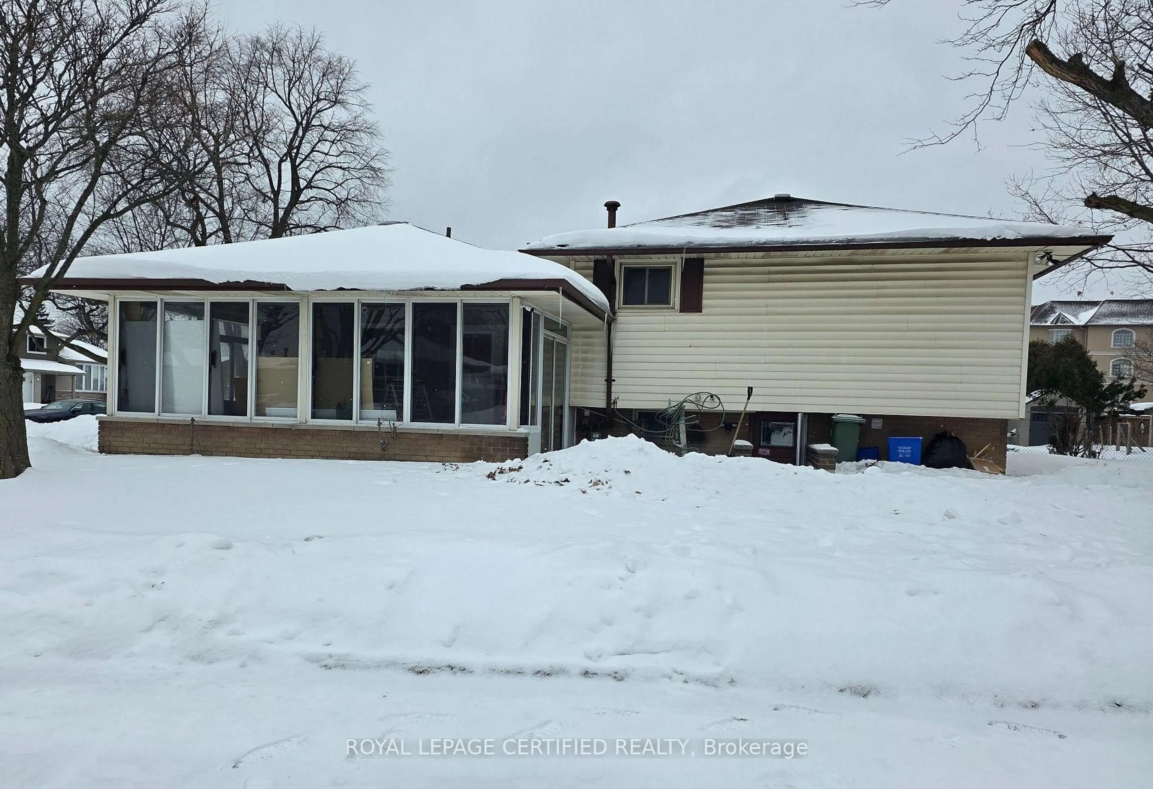 A pic from outside/outdoor area/front of a property/back of a property/a pic from drone, street for 2 Rideau Cres, Hamilton Ontario L8T 2S9