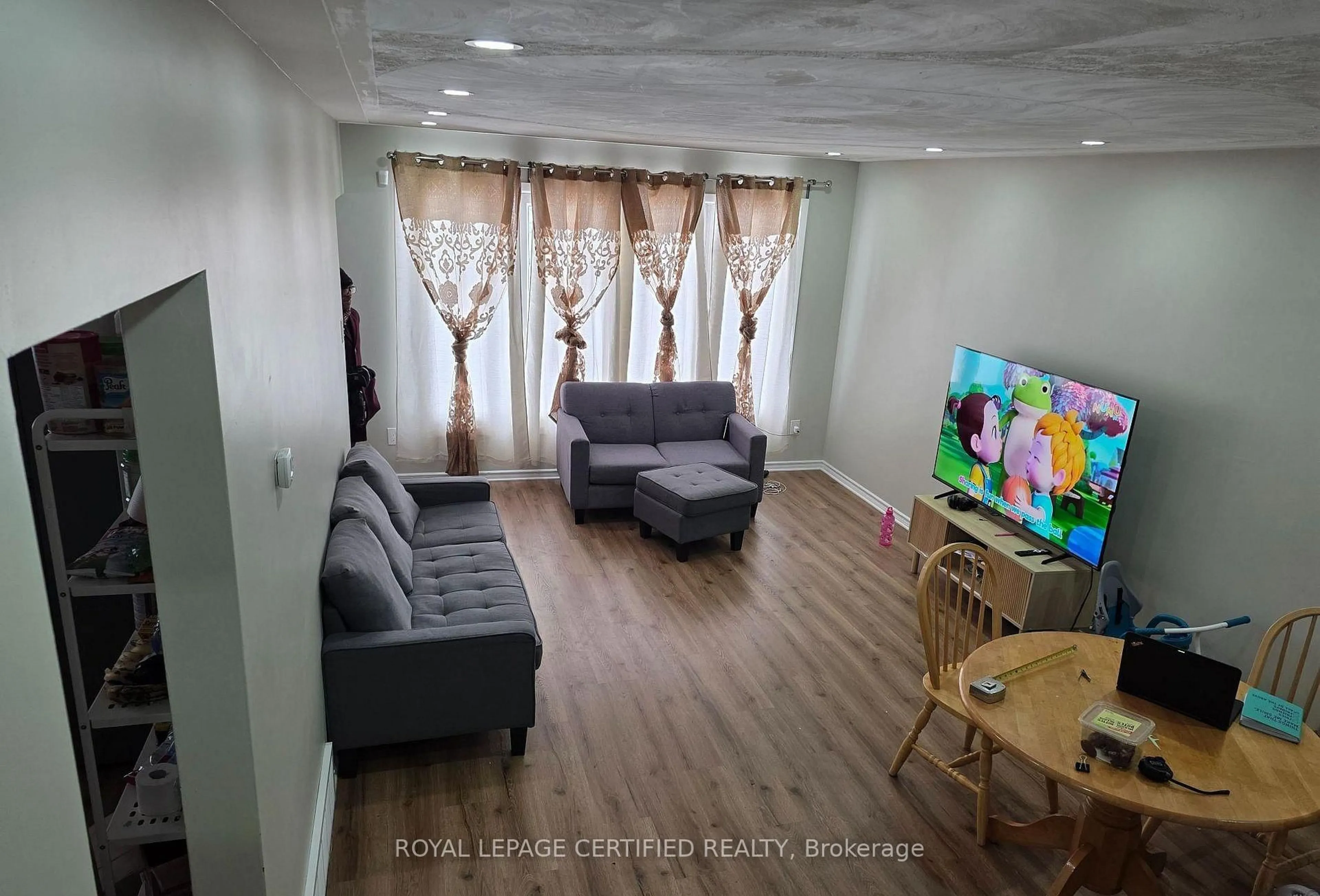 Living room with furniture, wood/laminate floor for 2 Rideau Cres, Hamilton Ontario L8T 2S9