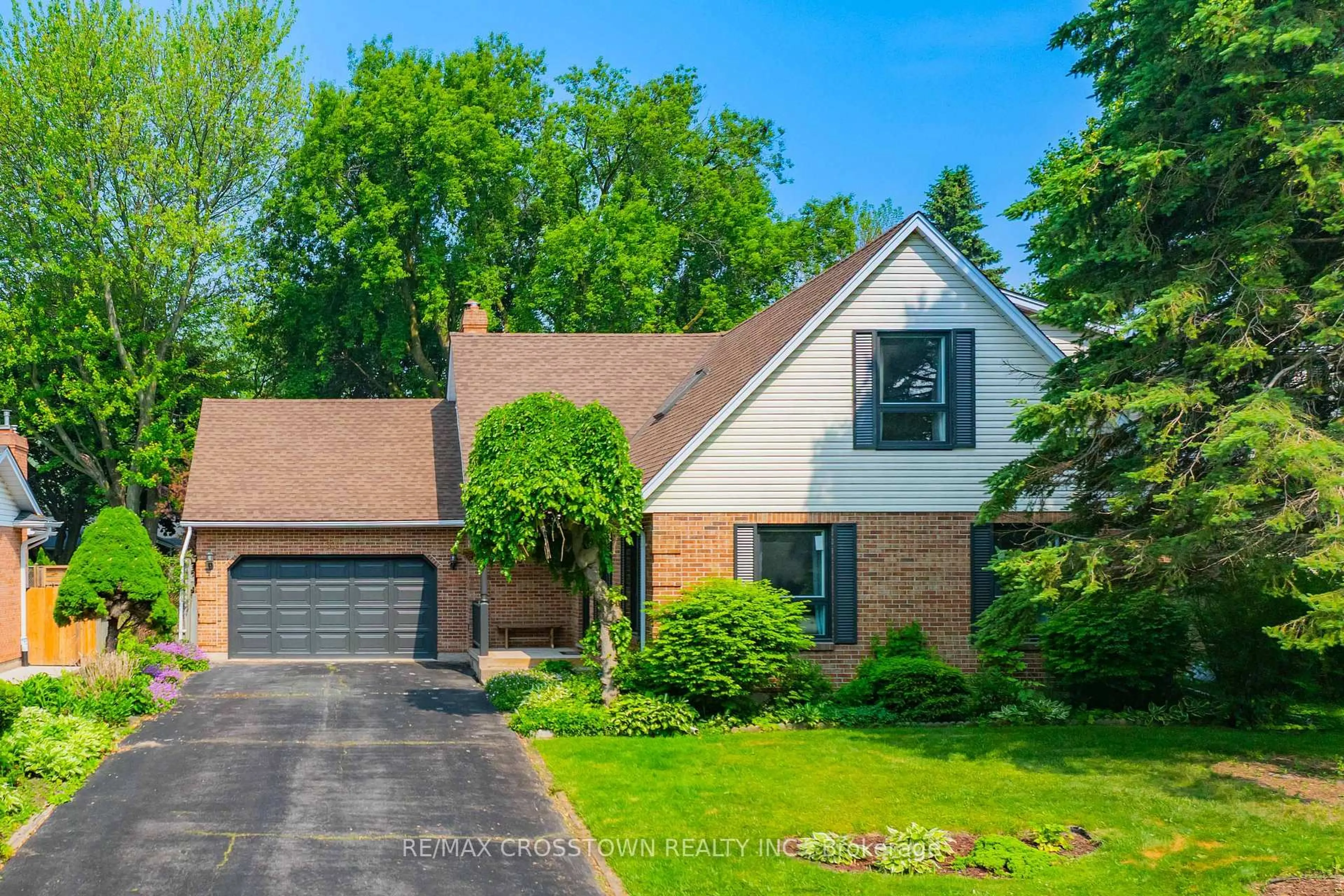 Home with brick exterior material, street for 17 Coach Dr, Niagara-on-the-Lake Ontario L0S 1J0