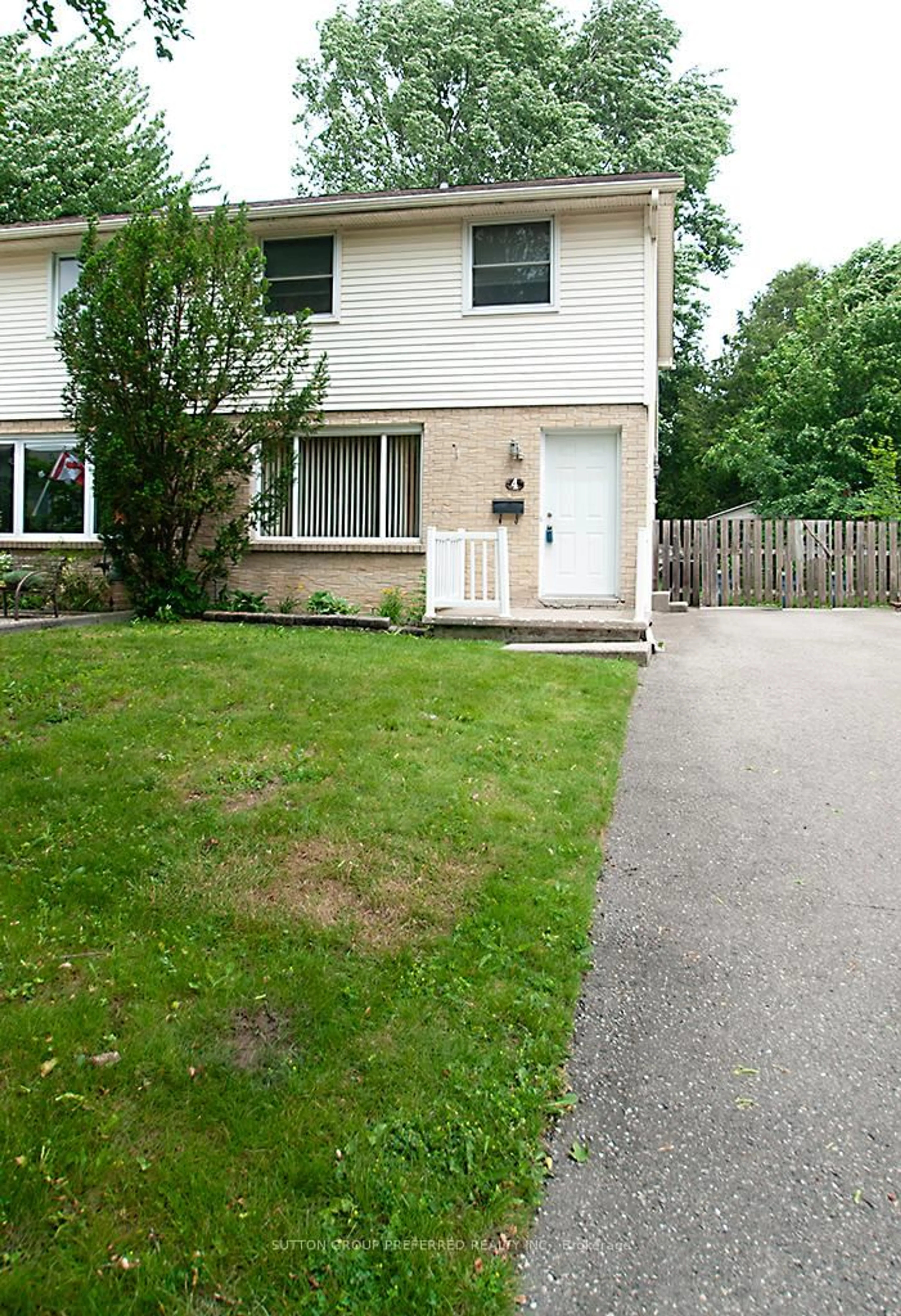 A pic from outside/outdoor area/front of a property/back of a property/a pic from drone, street for 4 Ranchwood Cres, London North Ontario N6G 3A2