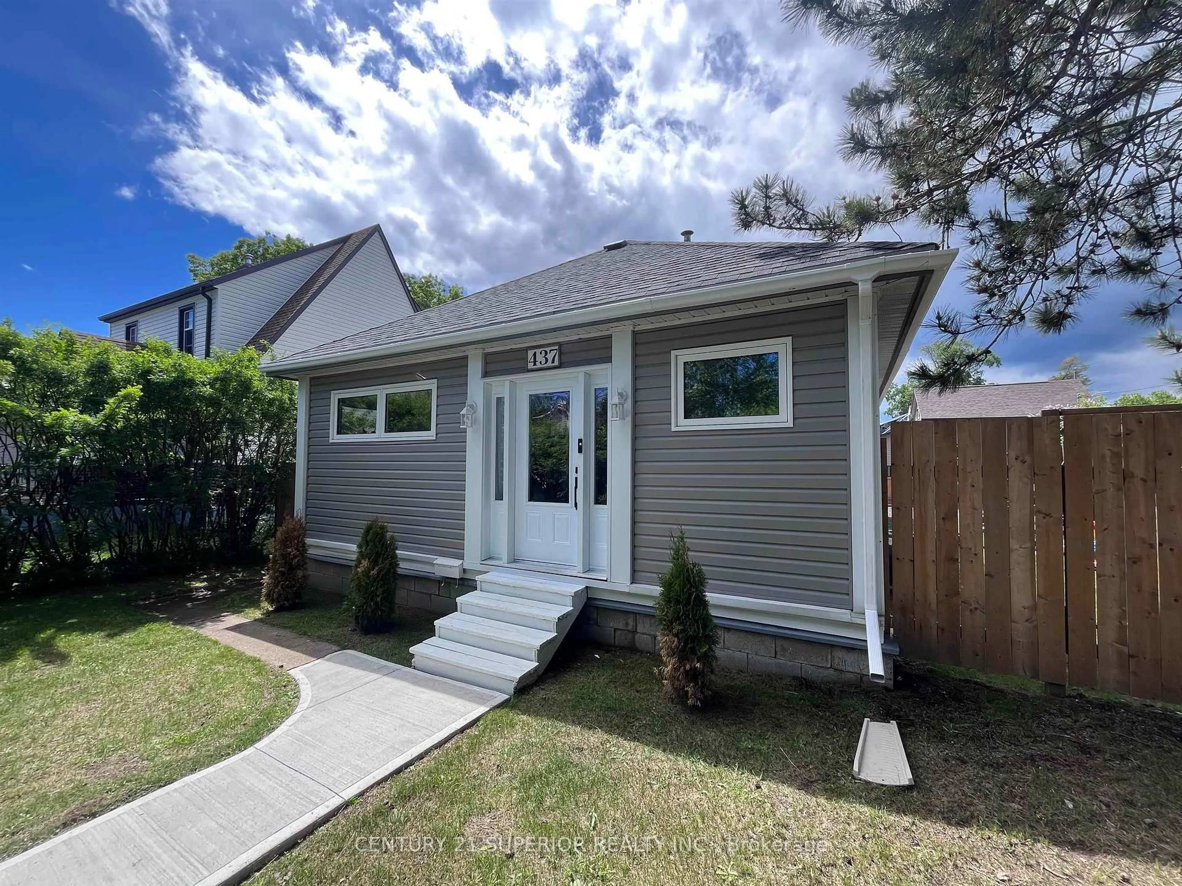 Home with vinyl exterior material, street for 437 Hodder Ave, Thunder Bay Ontario P7A 1V1