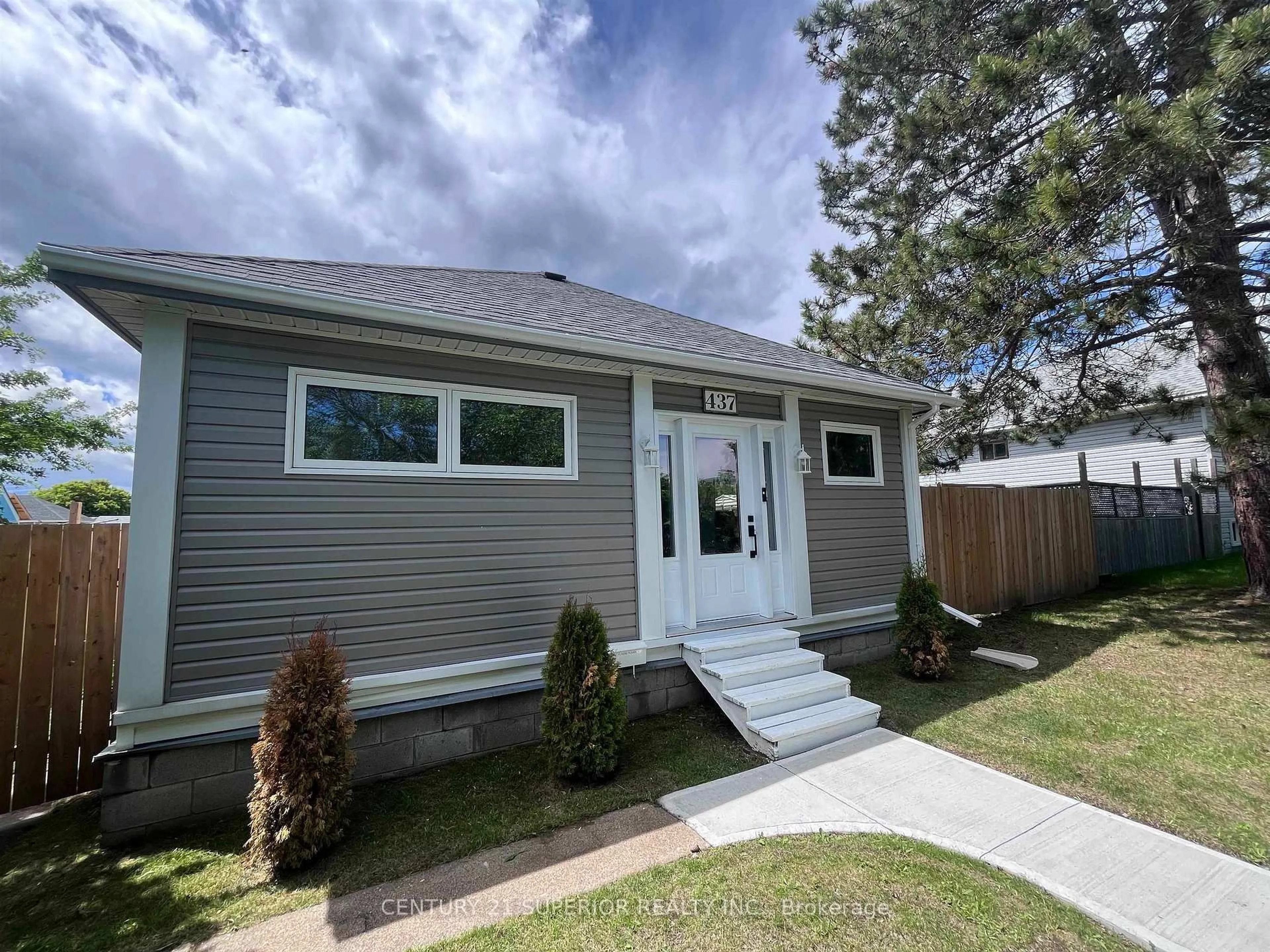 Home with vinyl exterior material, street for 437 Hodder Ave, Thunder Bay Ontario P7A 1V1