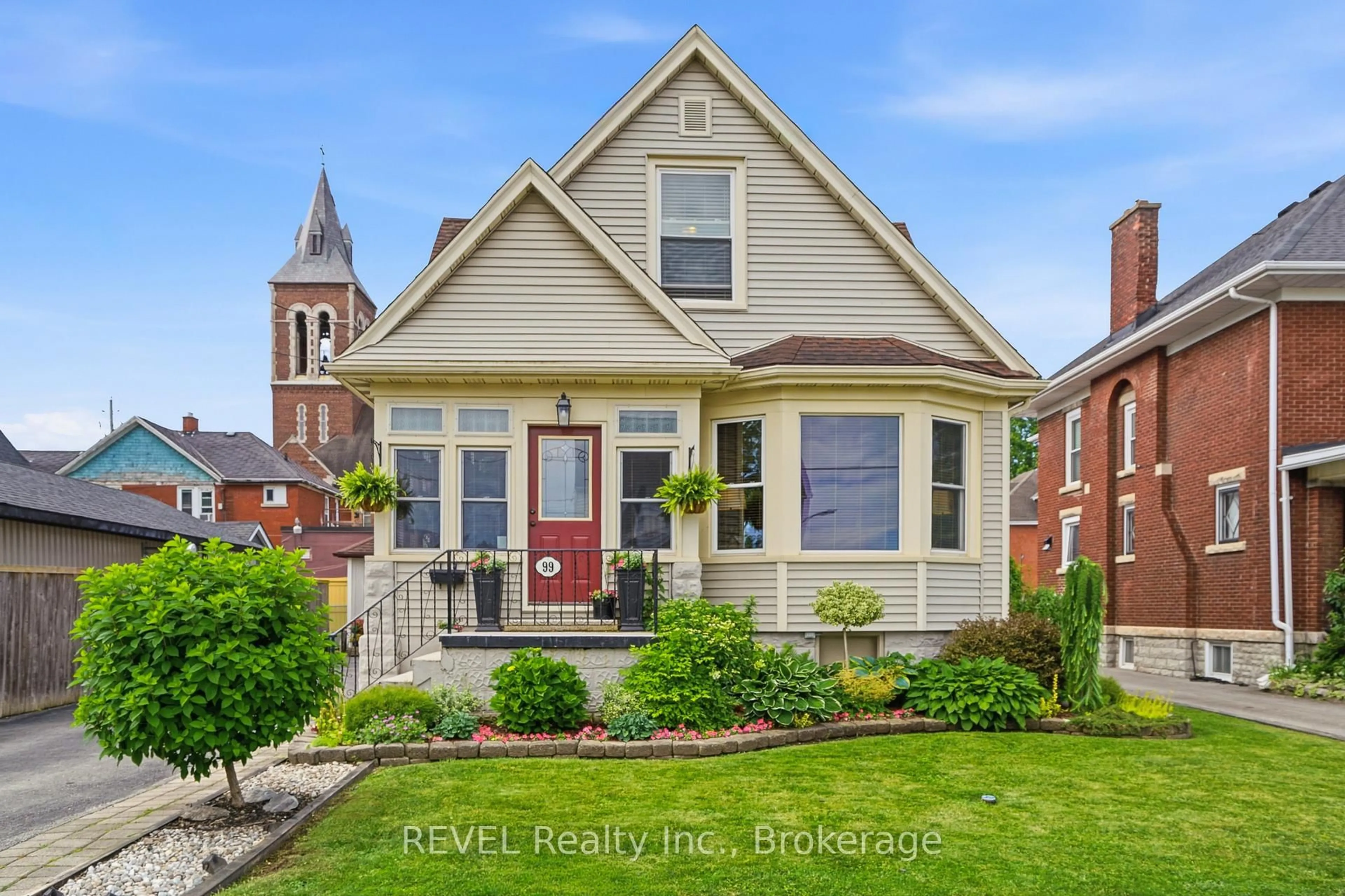 Home with brick exterior material, street for 99 Young St, Welland Ontario L3B 4C5