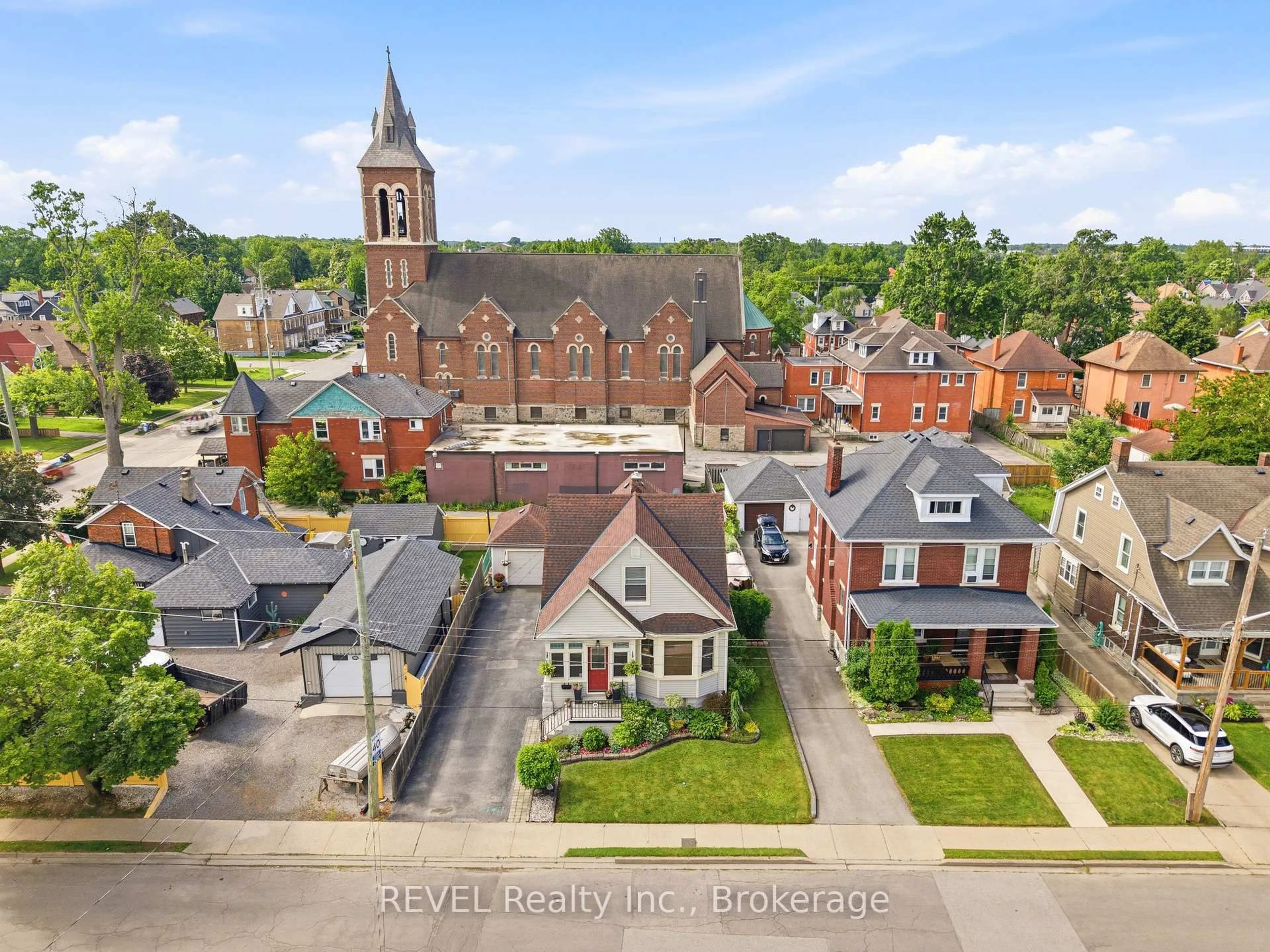 A pic from outside/outdoor area/front of a property/back of a property/a pic from drone, street for 99 Young St, Welland Ontario L3B 4C5