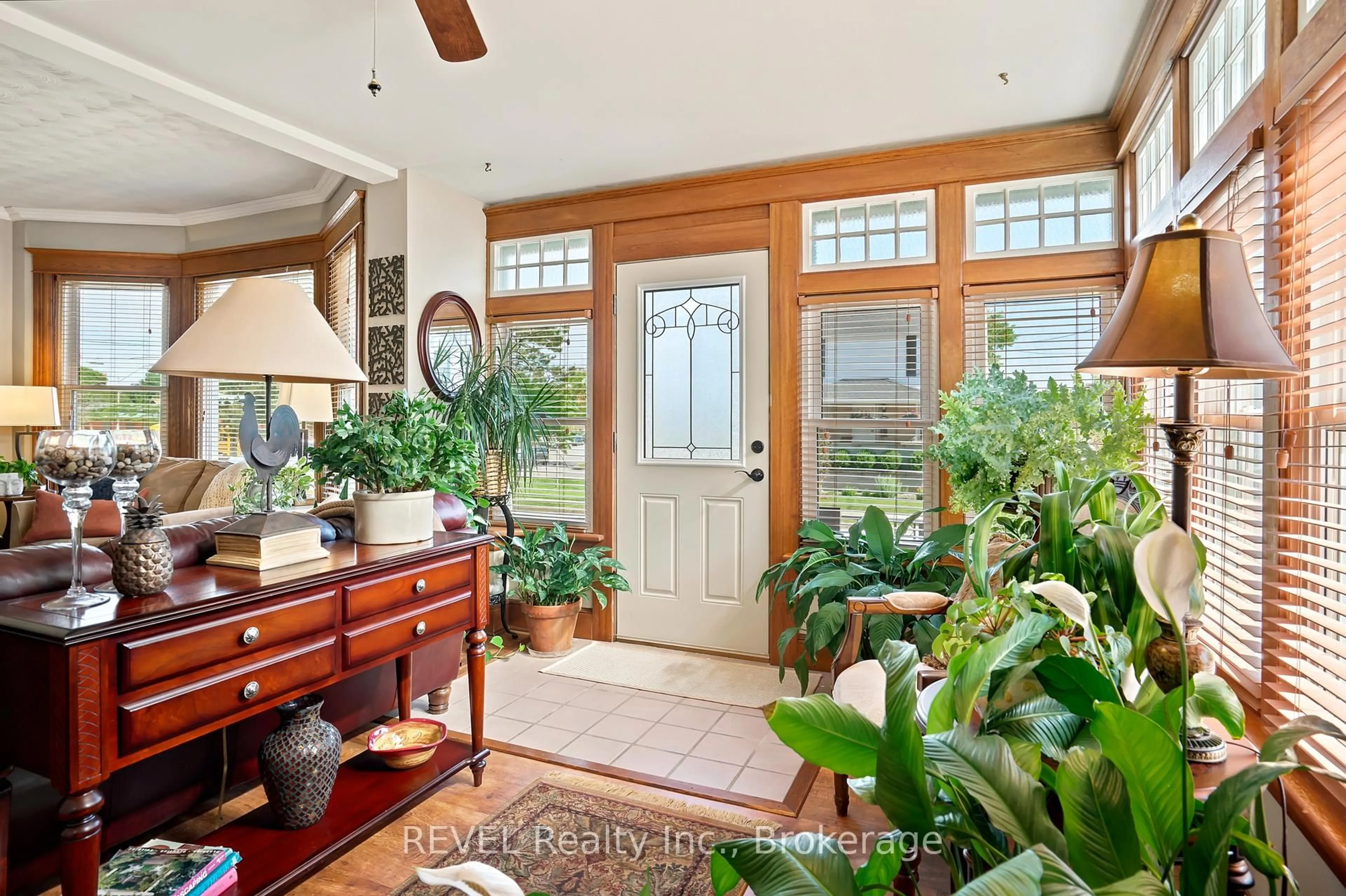 Indoor entryway for 99 Young St, Welland Ontario L3B 4C5
