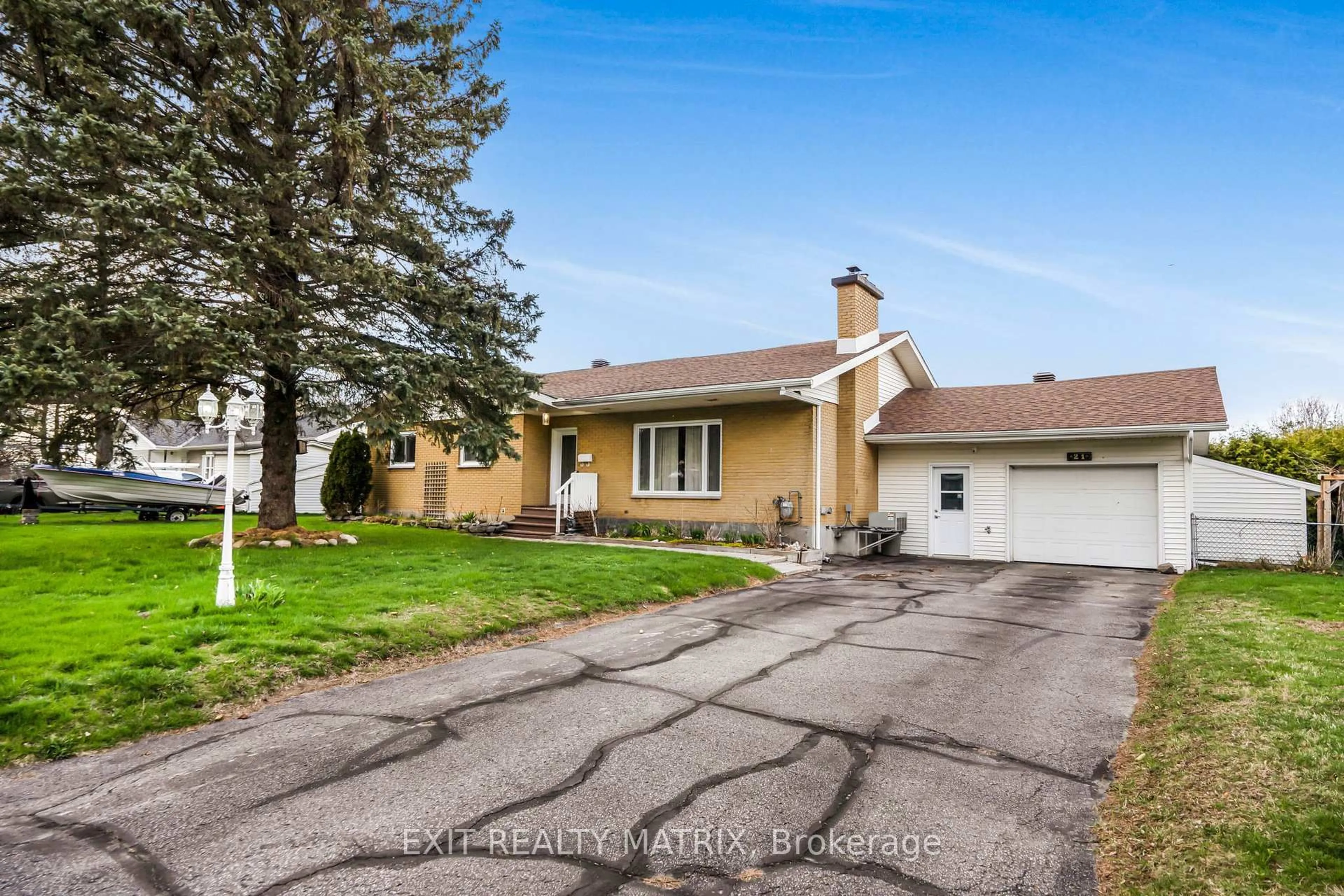 Home with vinyl exterior material, street for 21 Frost Ave, Hawkesbury Ontario K6A 2T7