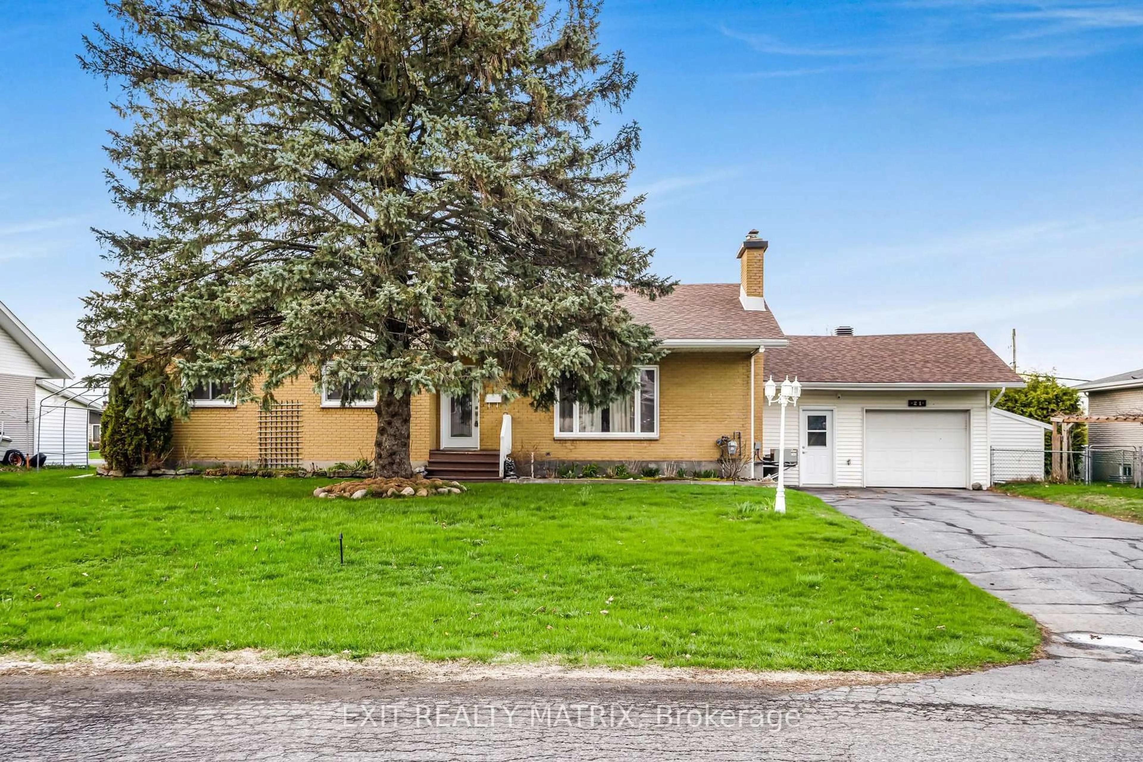 Home with vinyl exterior material, street for 21 Frost Ave, Hawkesbury Ontario K6A 2T7