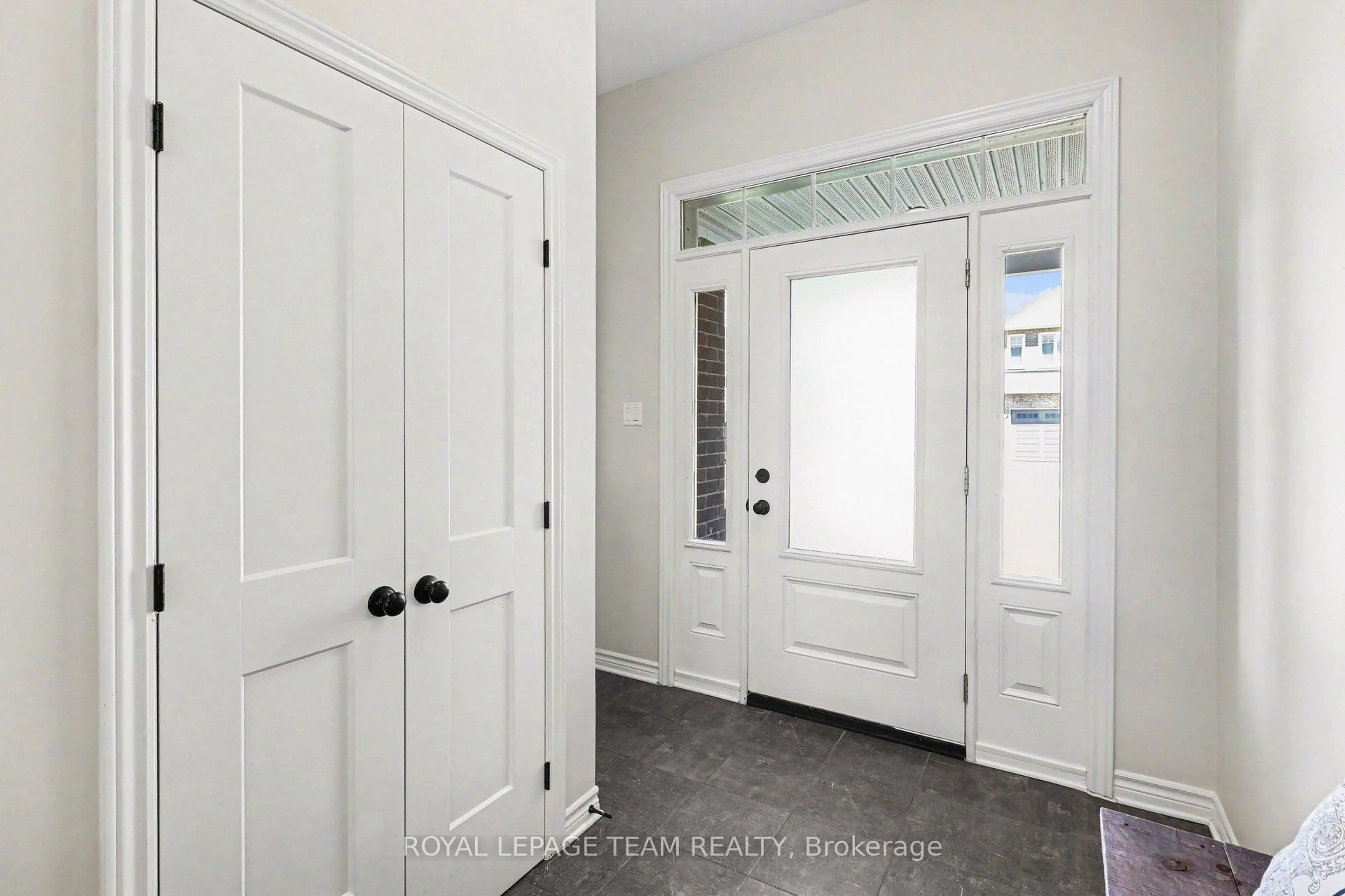Indoor entryway for 115 Bonne Renommee Ave, Ottawa Ontario K4A 5J9