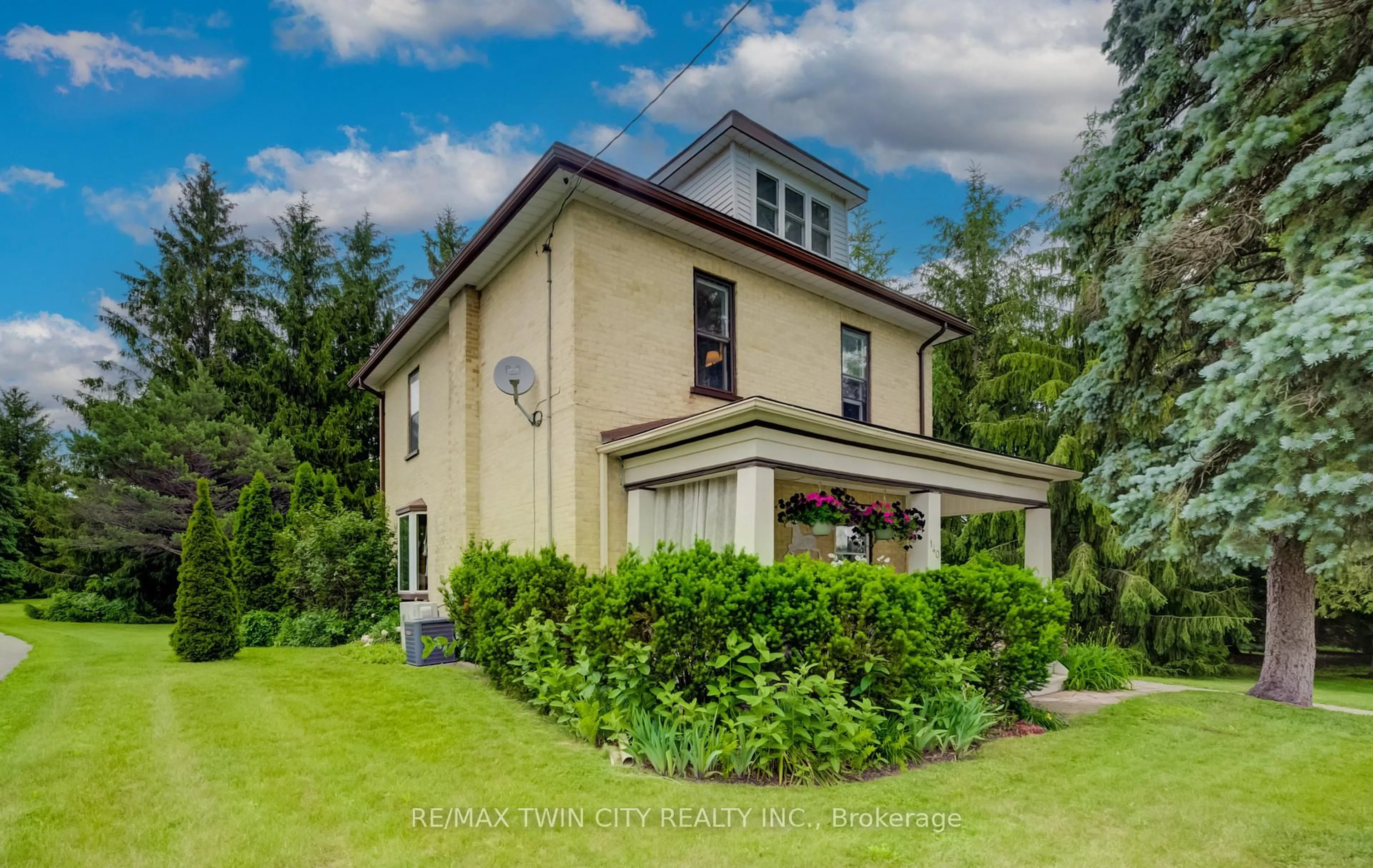 A pic from outside/outdoor area/front of a property/back of a property/a pic from drone, building for 140 Shade St, Wilmot Ontario N3A 4J2