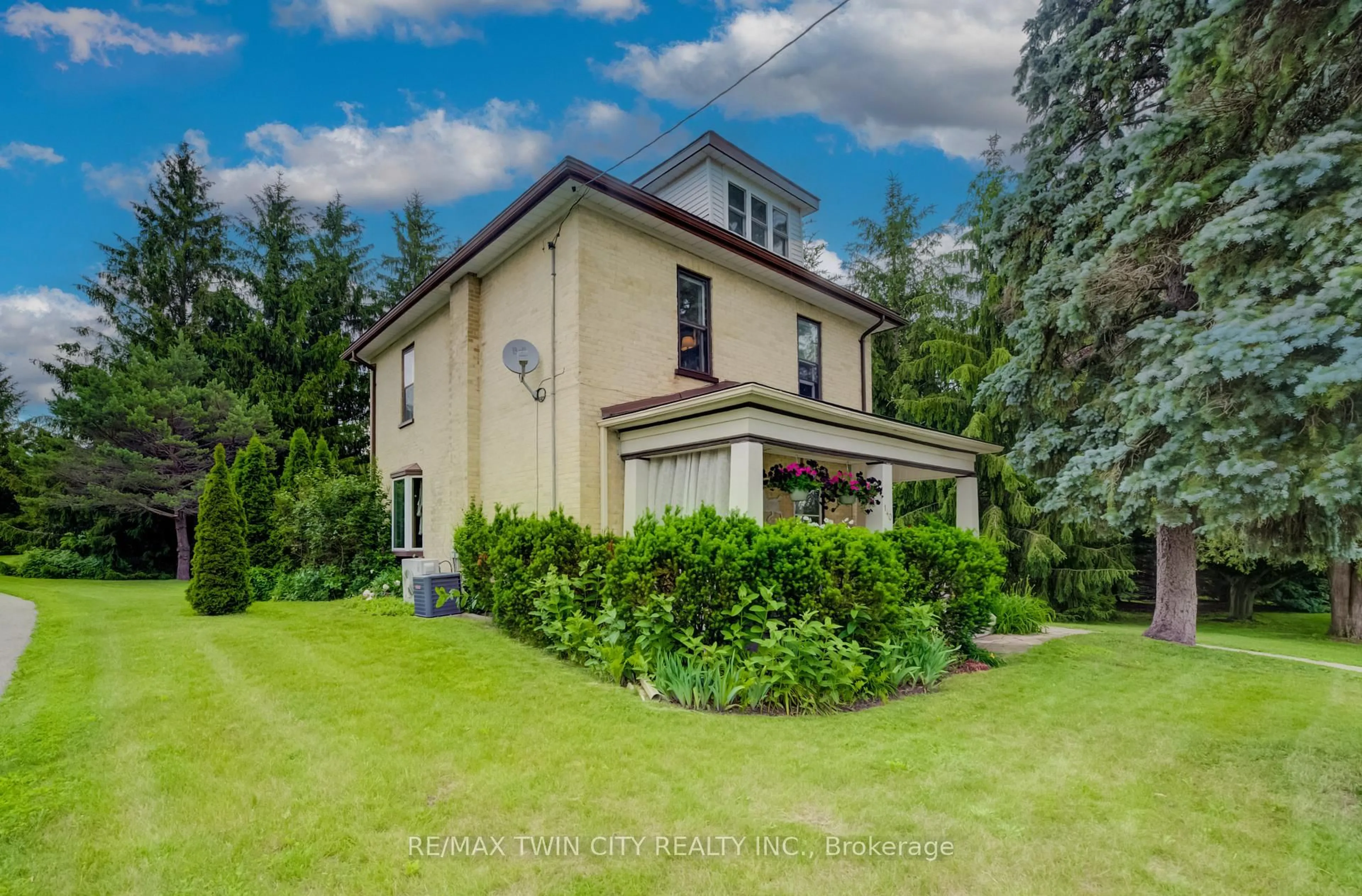 A pic from outside/outdoor area/front of a property/back of a property/a pic from drone, building for 140 Shade St, Wilmot Ontario N3A 4J2