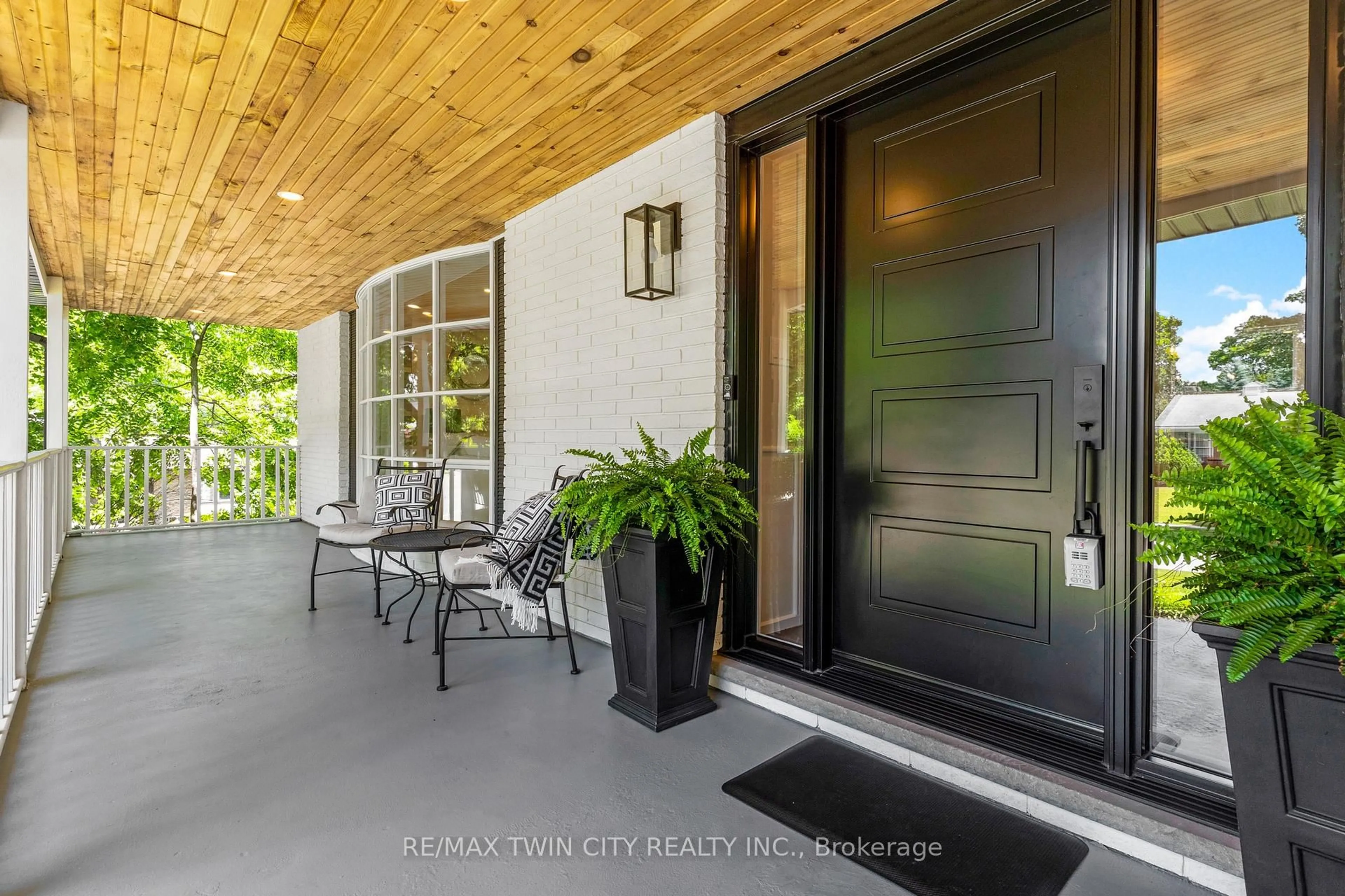 Indoor entryway for 1 Blackfriars Pl, Cambridge Ontario N1S 3P1