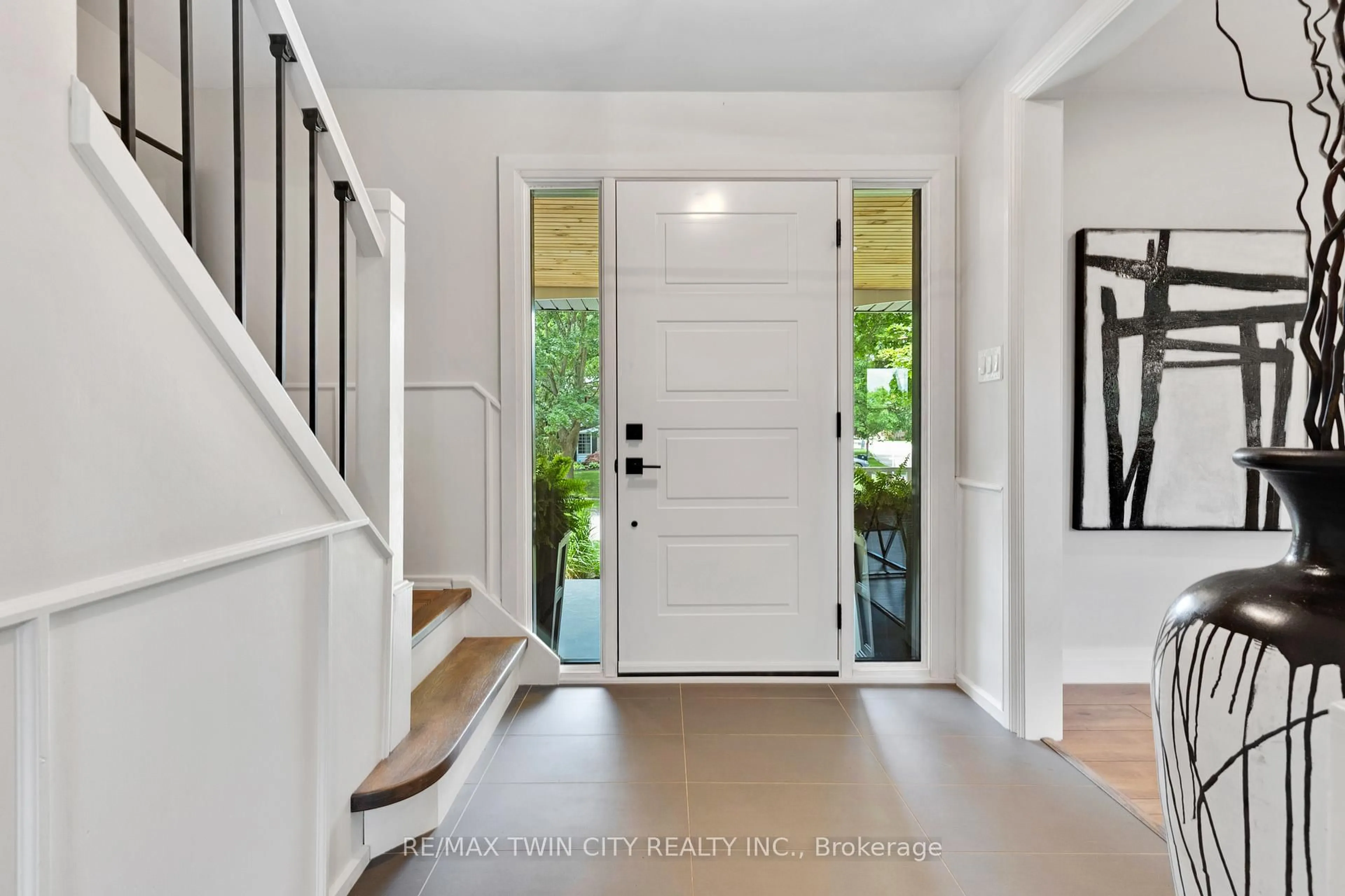 Indoor entryway for 1 Blackfriars Pl, Cambridge Ontario N1S 3P1