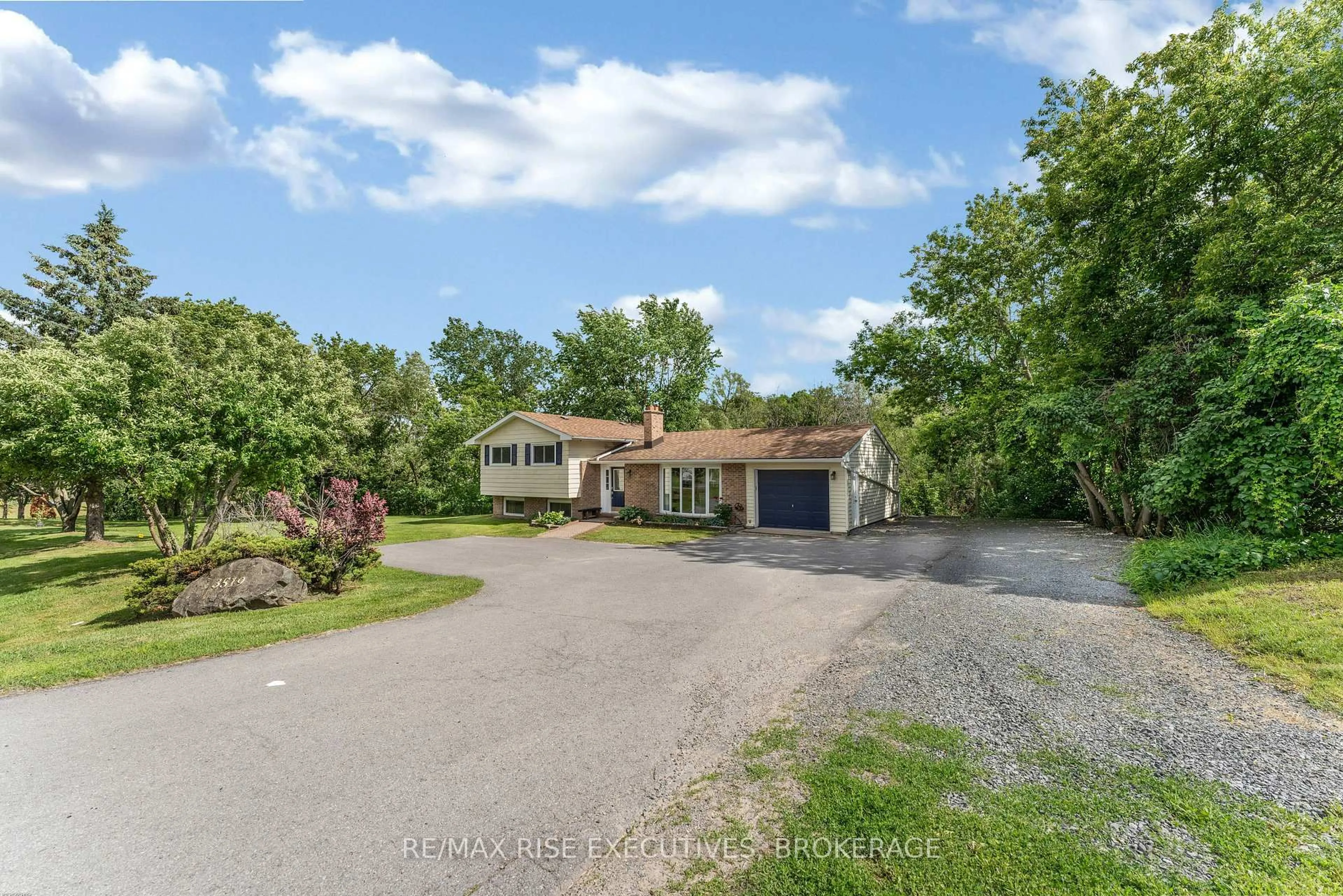 A pic from outside/outdoor area/front of a property/back of a property/a pic from drone, unknown for 3519 Princess St, Kingston Ontario K7P 3A7