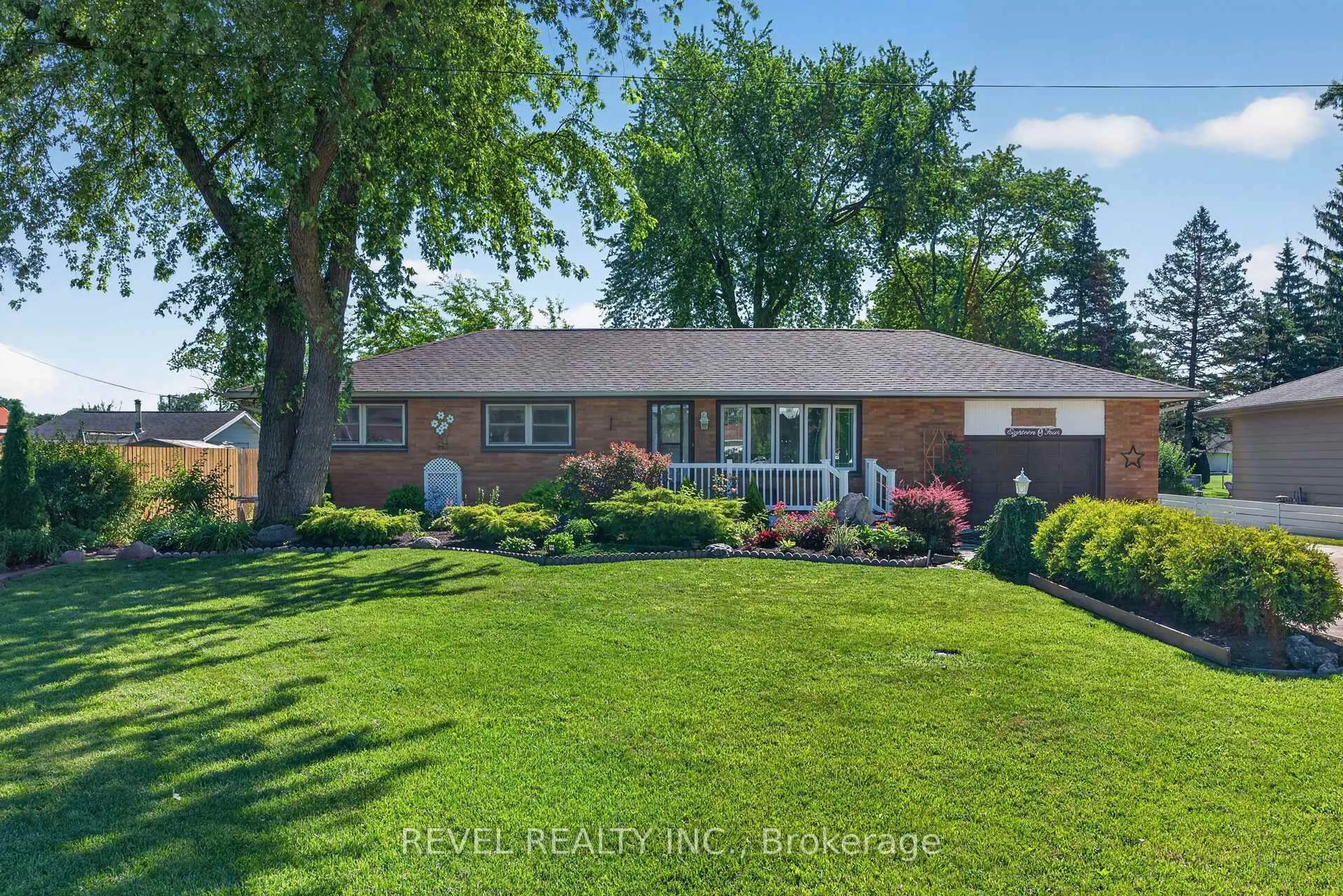 A pic from outside/outdoor area/front of a property/back of a property/a pic from drone, street for 1804 St. Anne St, Tecumseh Ontario N8N 1V4