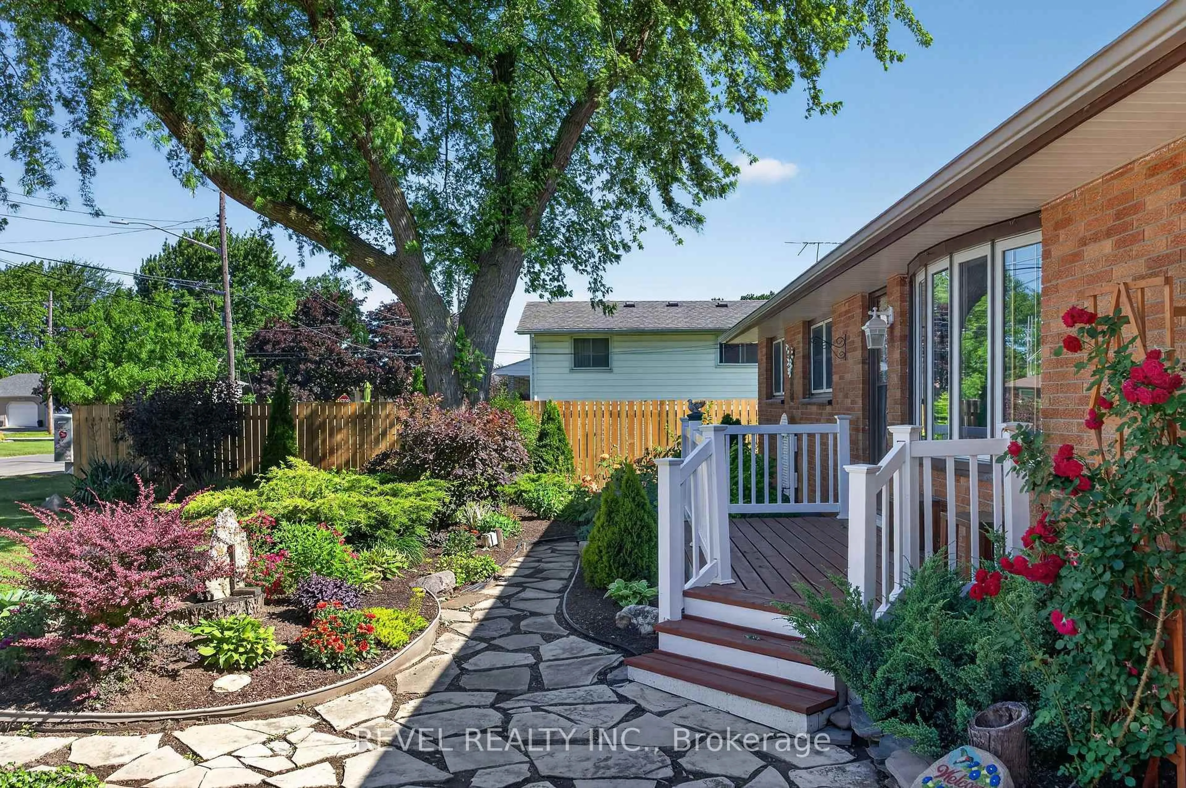 Patio, street for 1804 St. Anne St, Tecumseh Ontario N8N 1V4