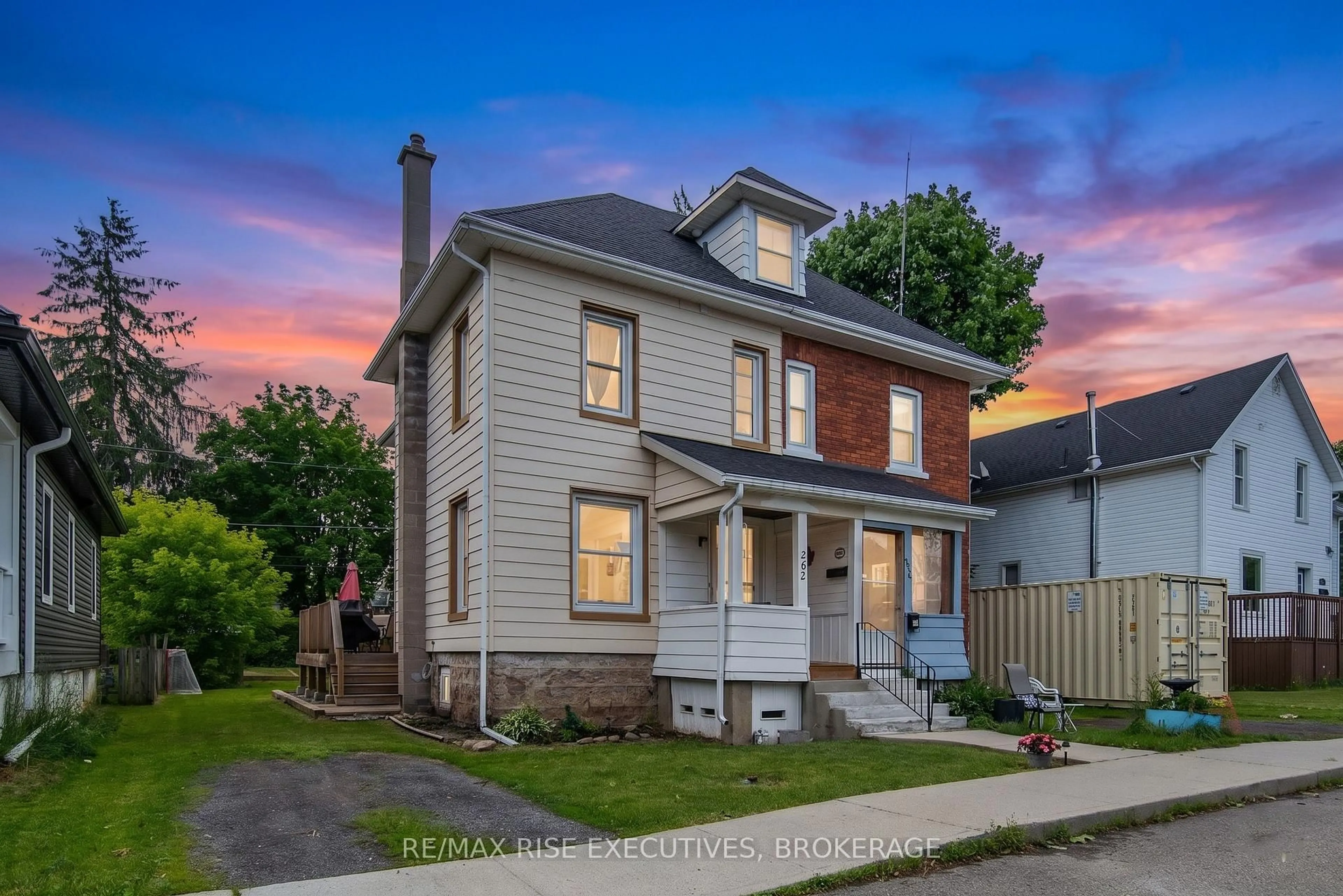 Unknown for 282 Sydenham St, Gananoque Ontario K7G 1C3