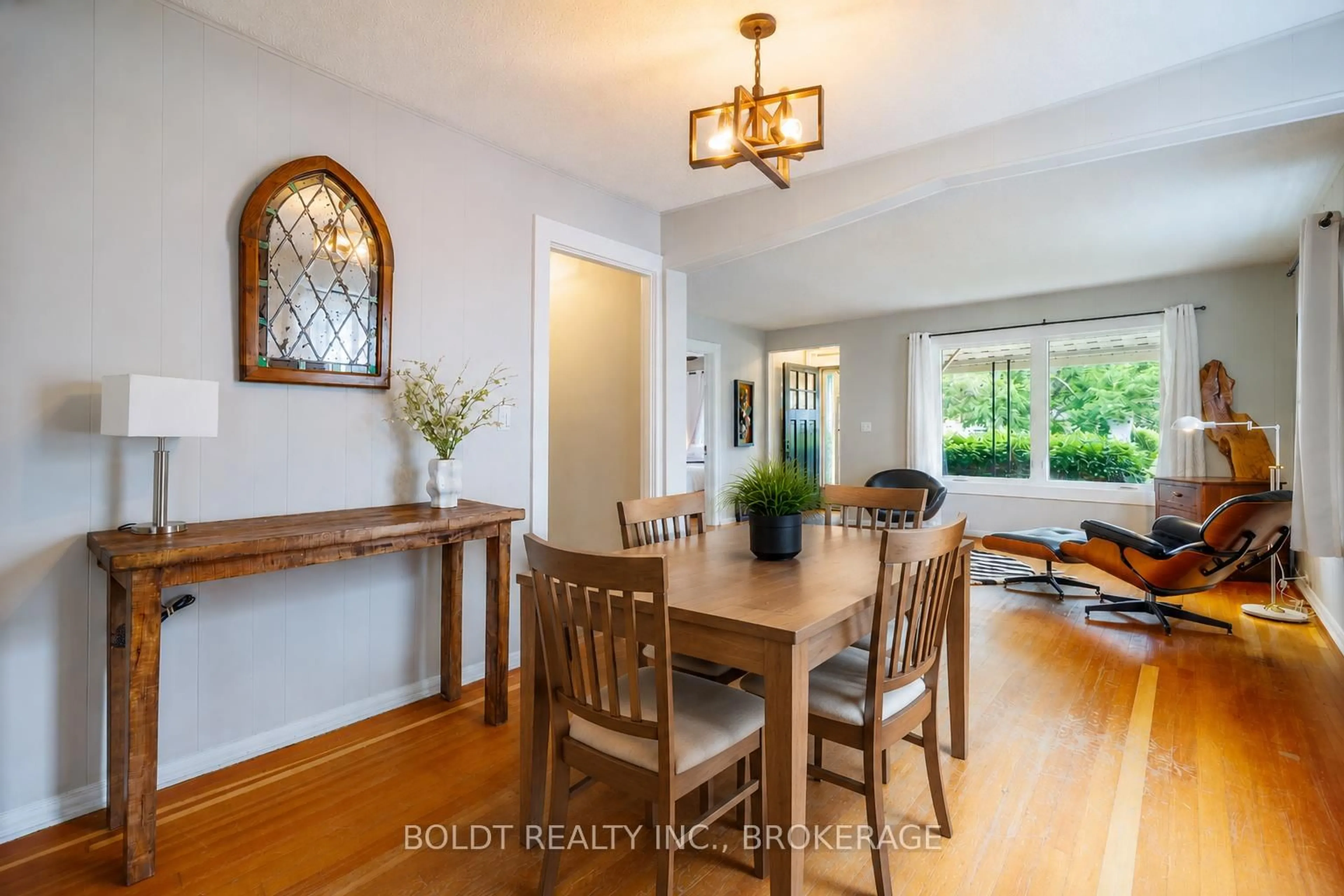 Dining room, wood/laminate floor for 421 Prospect Point Rd, Fort Erie Ontario L0S 1N0