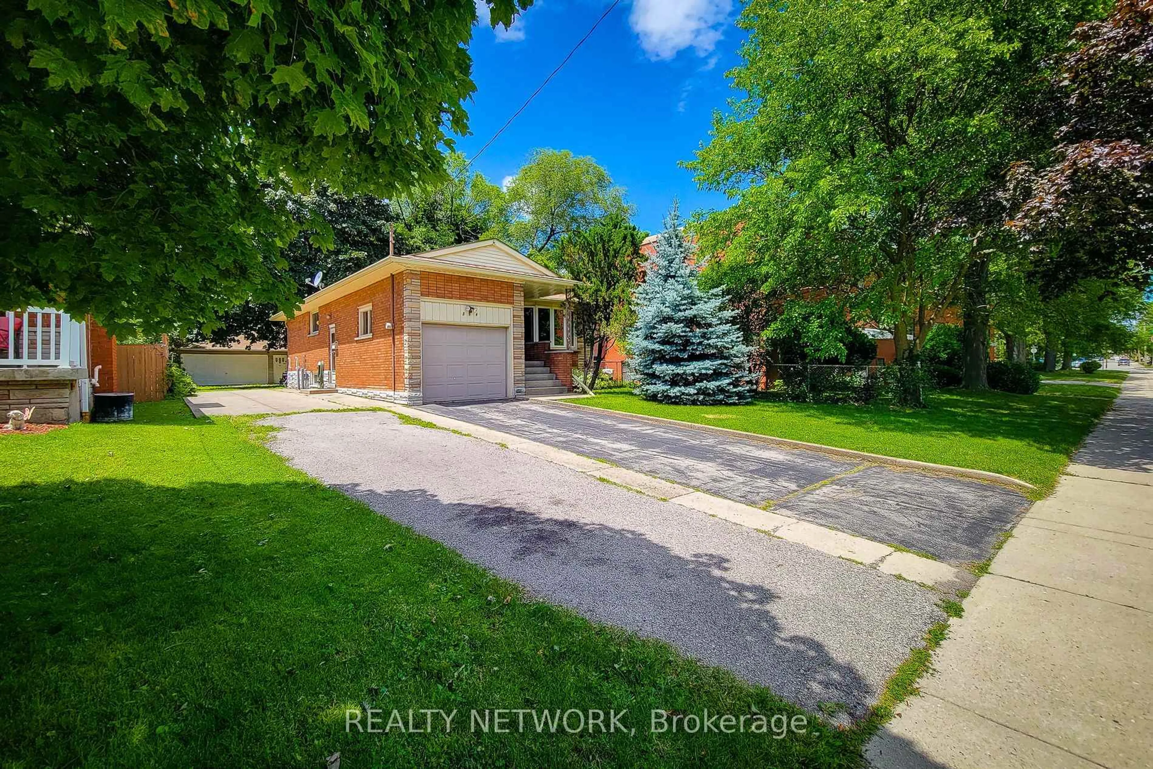 A pic from outside/outdoor area/front of a property/back of a property/a pic from drone, street for 314 Upper Kenilworth Ave, Hamilton Ontario L8T 4G2