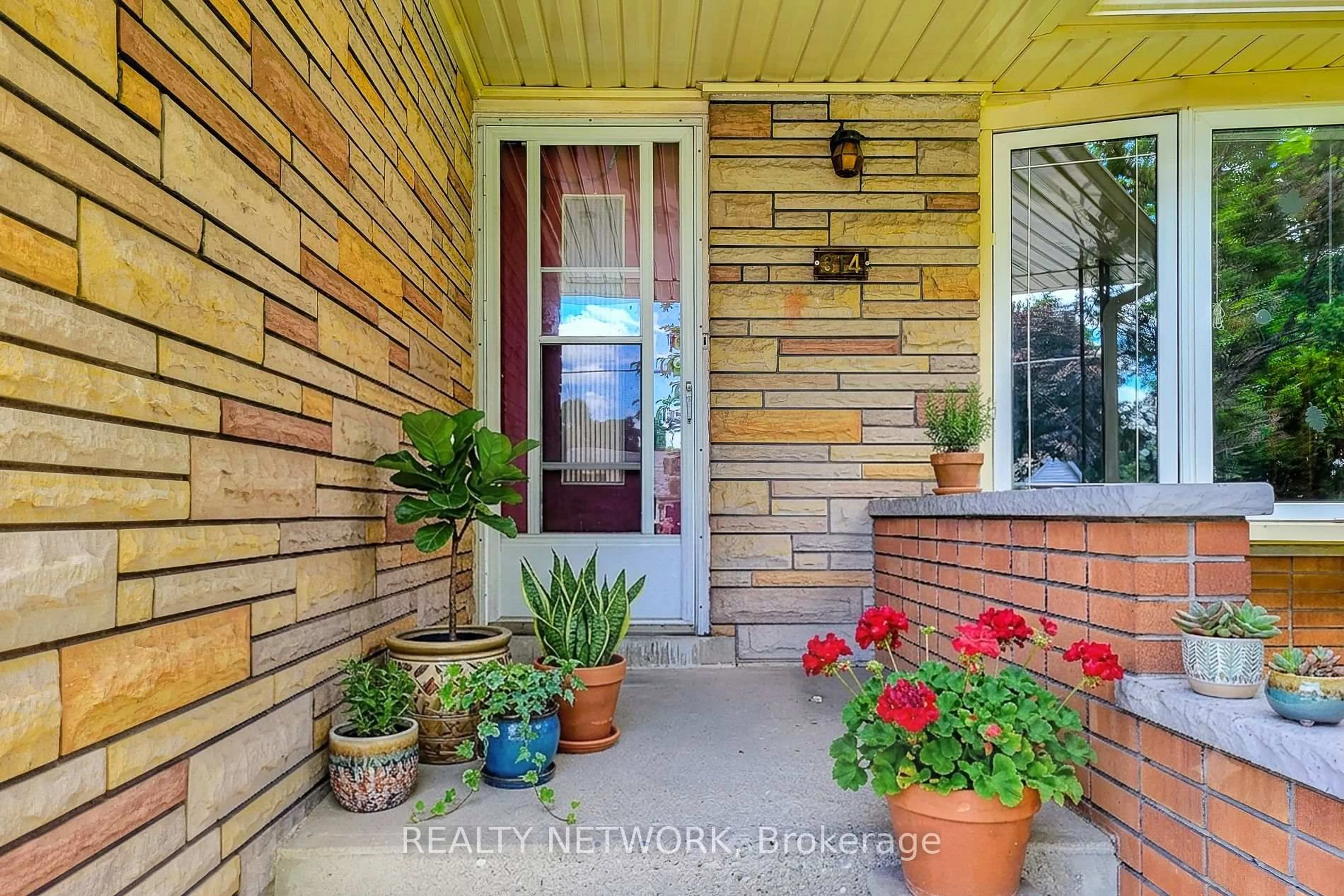 Indoor entryway for 314 Upper Kenilworth Ave, Hamilton Ontario L8T 4G2