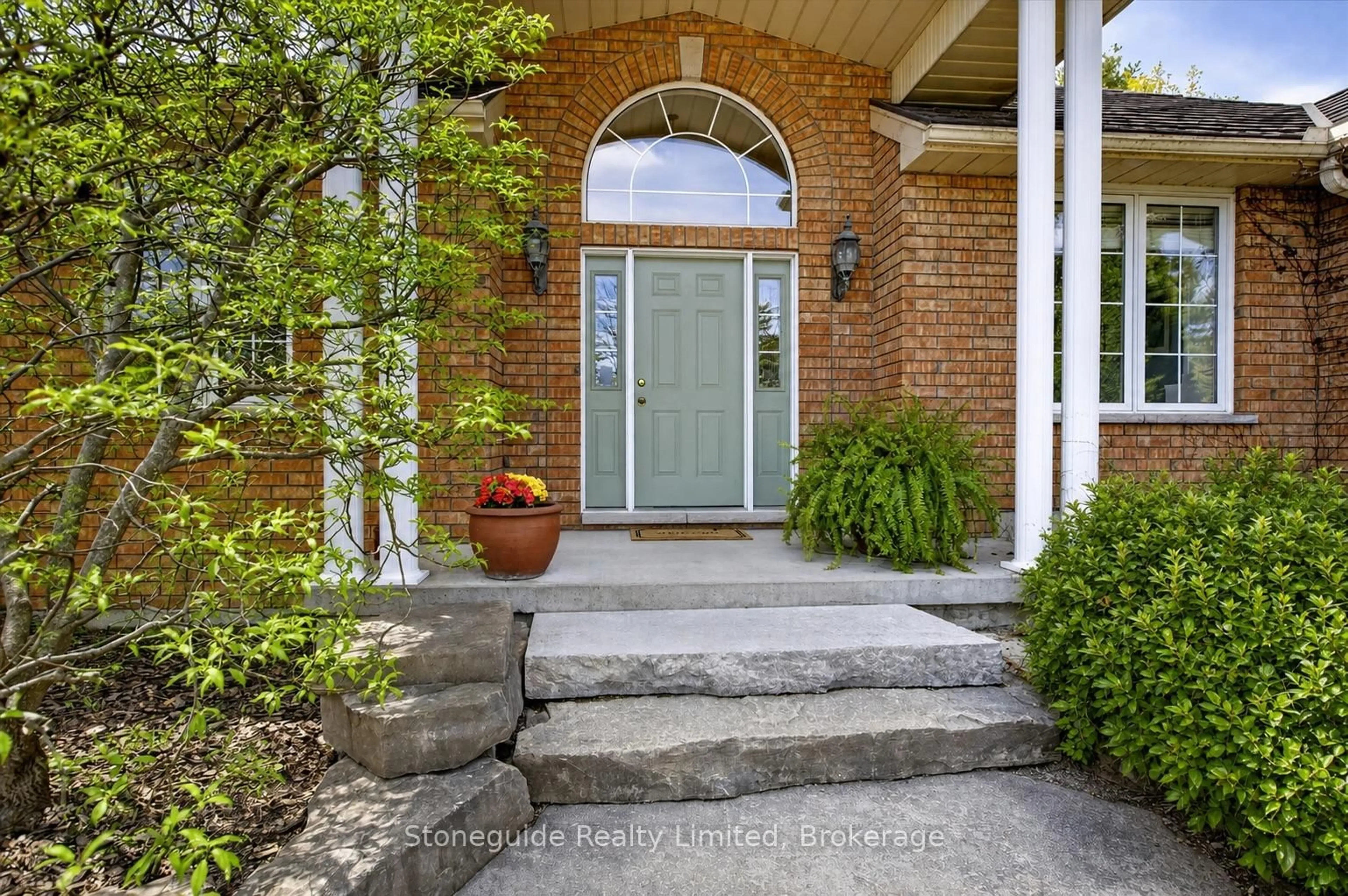Indoor entryway for 1580 College Park Dr, Peterborough Ontario K9K 2G9