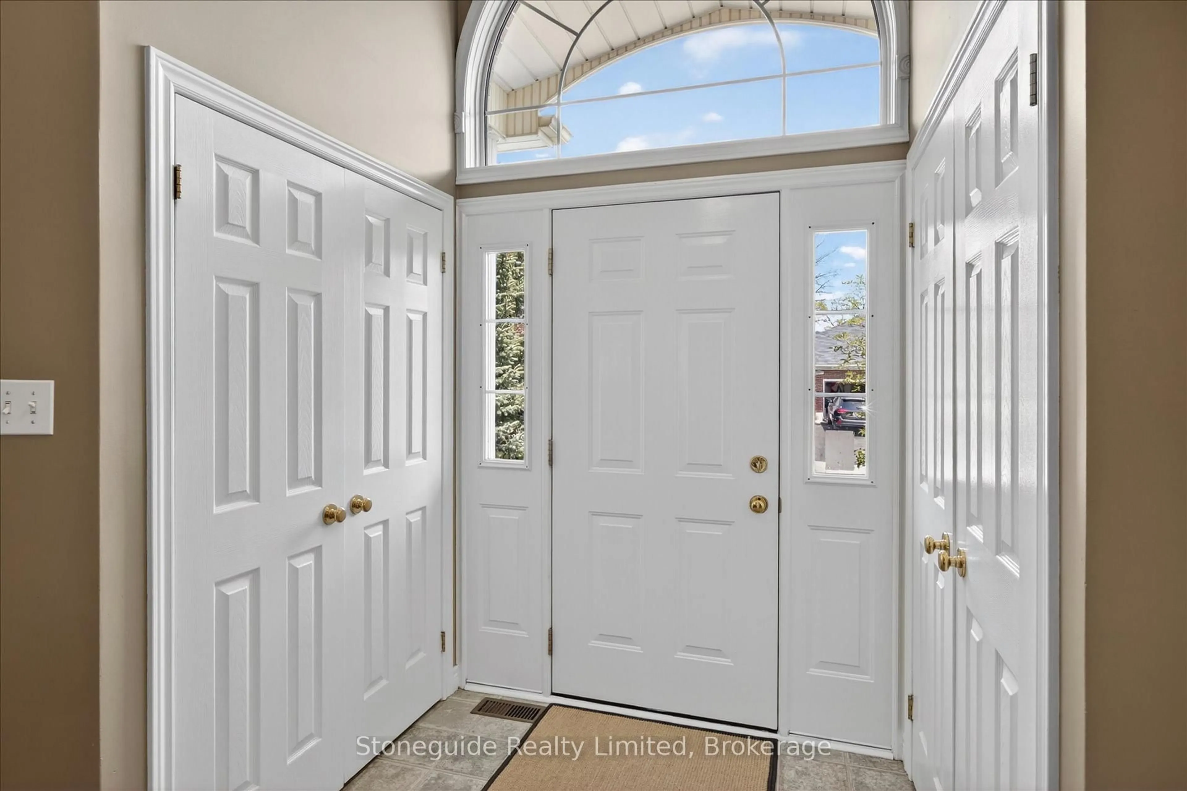 Indoor entryway for 1580 College Park Dr, Peterborough Ontario K9K 2G9