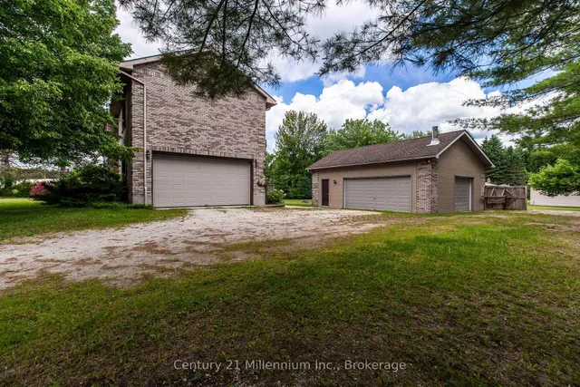 103 Cedar Crt, Chatsworth 3