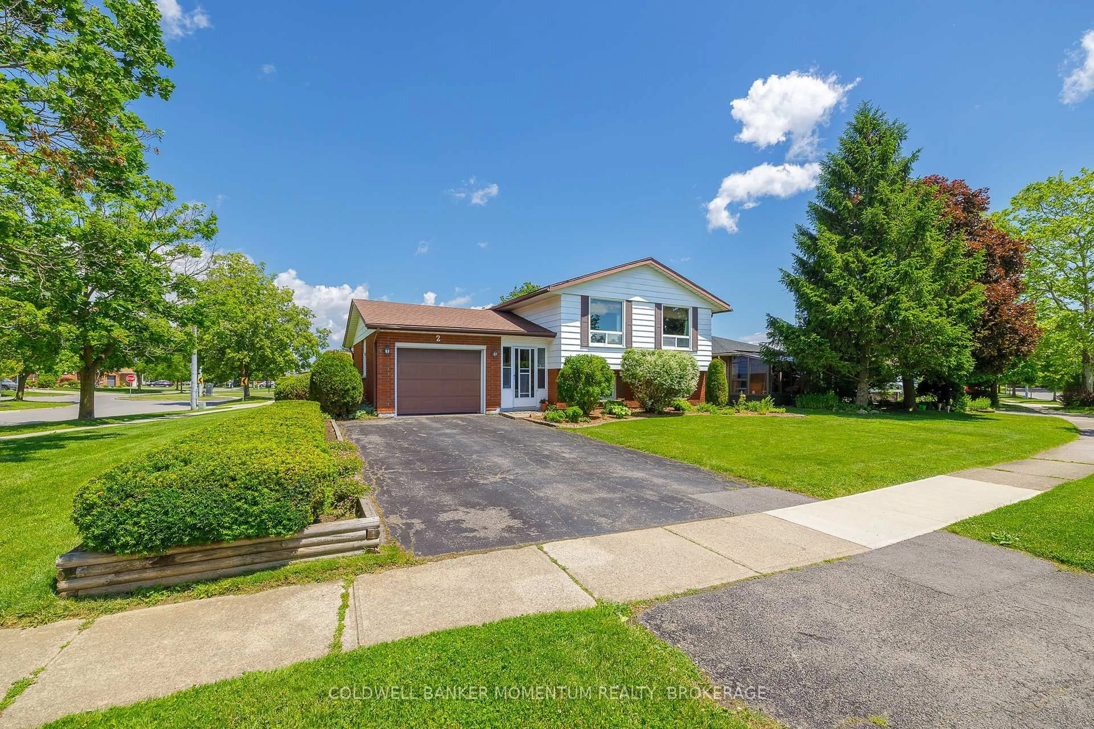 A pic from outside/outdoor area/front of a property/back of a property/a pic from drone, street for 2 Wychwood Rd, Welland Ontario L3C 5V3