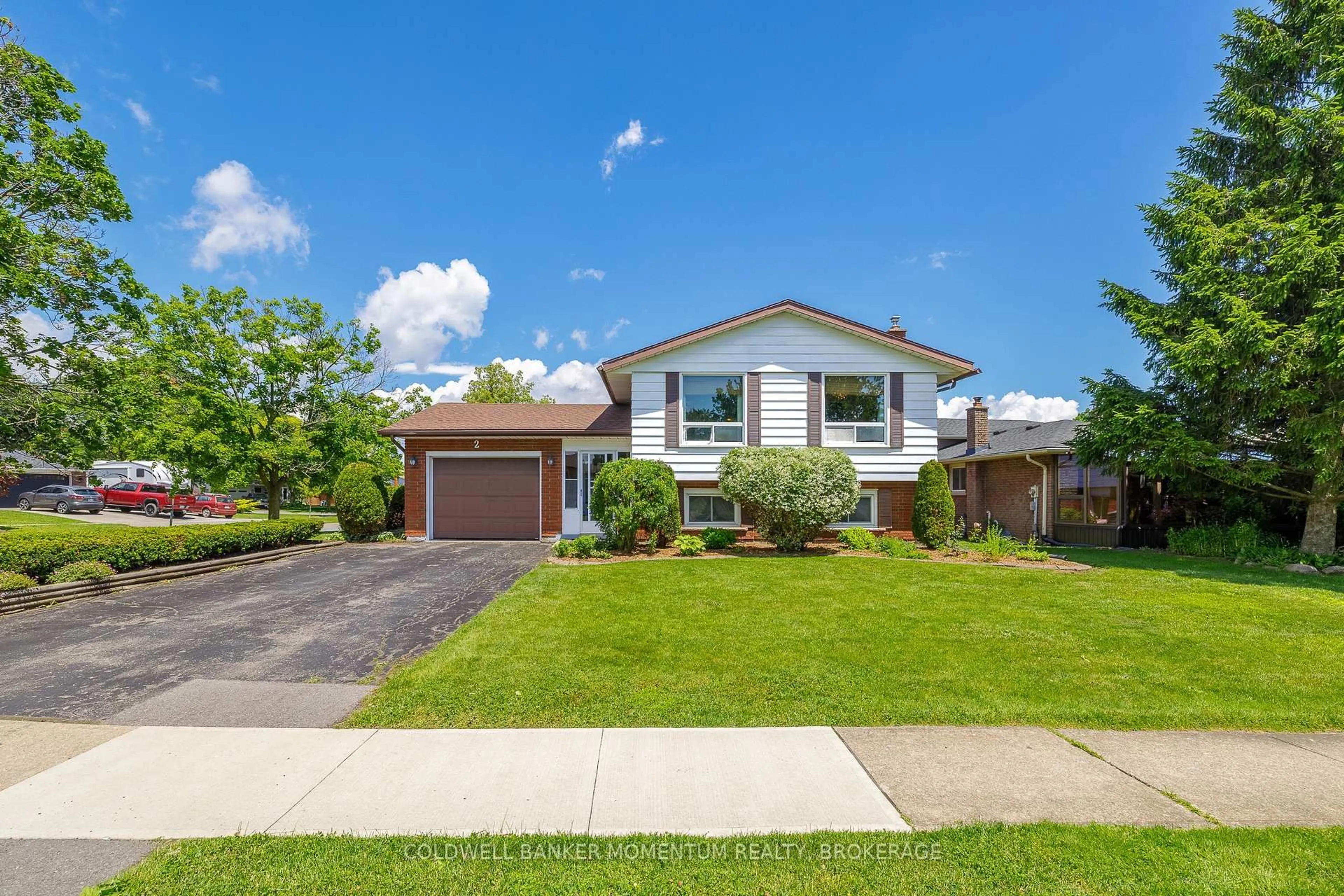 Home with vinyl exterior material, street for 2 Wychwood Rd, Welland Ontario L3C 5V3