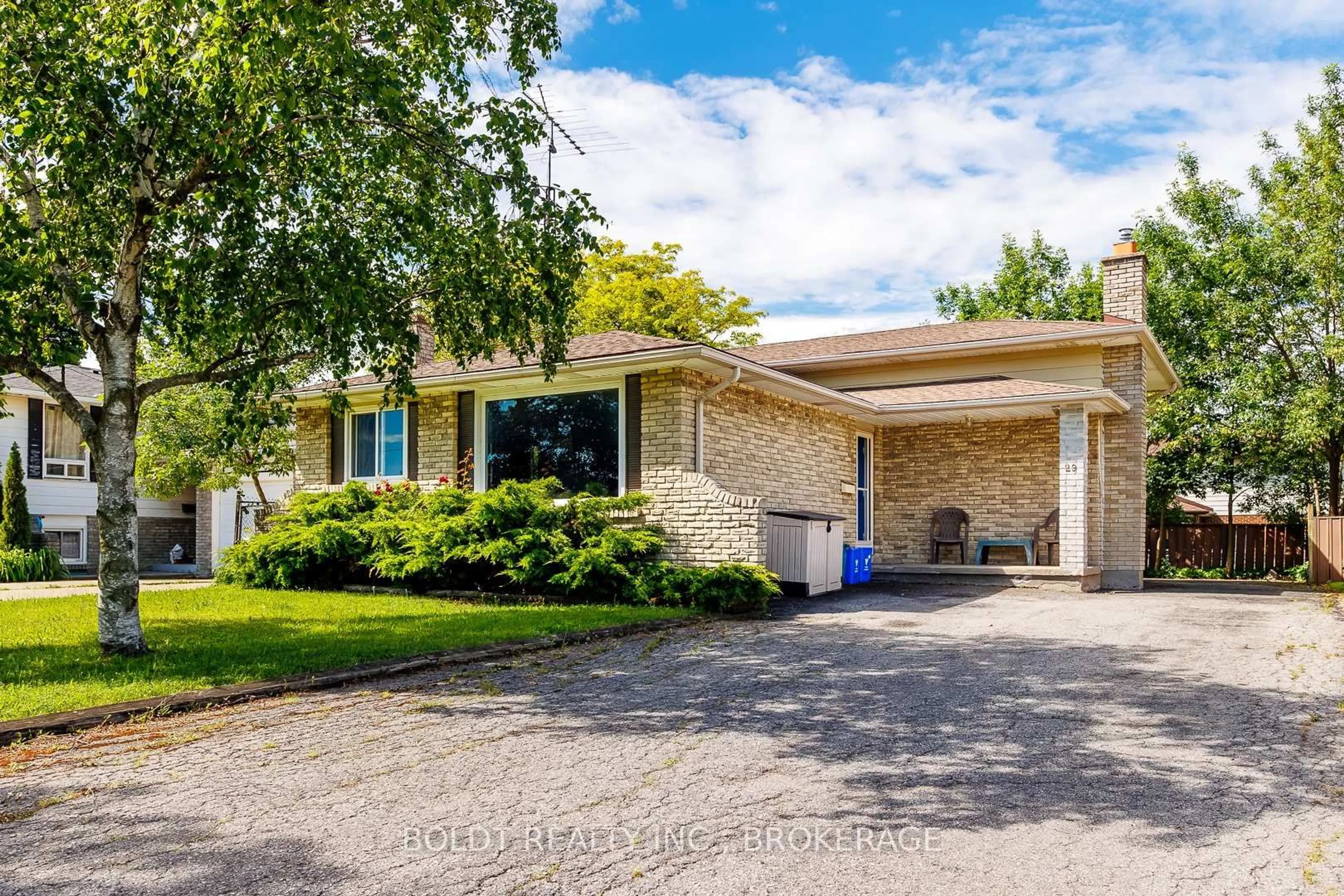 Home with brick exterior material, street for 29 TUPPER Dr, Thorold Ontario L2V 4G8