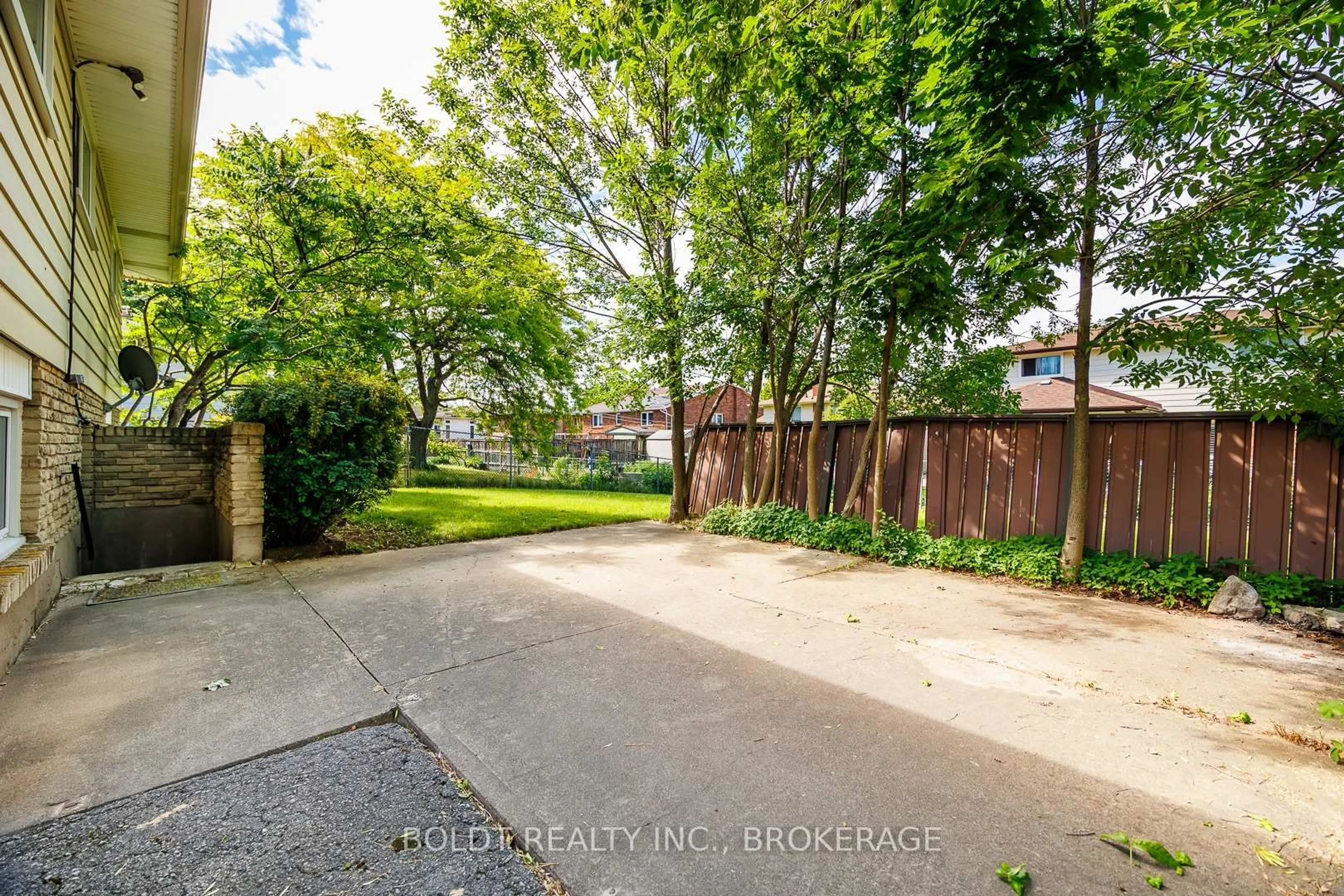 A pic from outside/outdoor area/front of a property/back of a property/a pic from drone, street for 29 TUPPER Dr, Thorold Ontario L2V 4G8