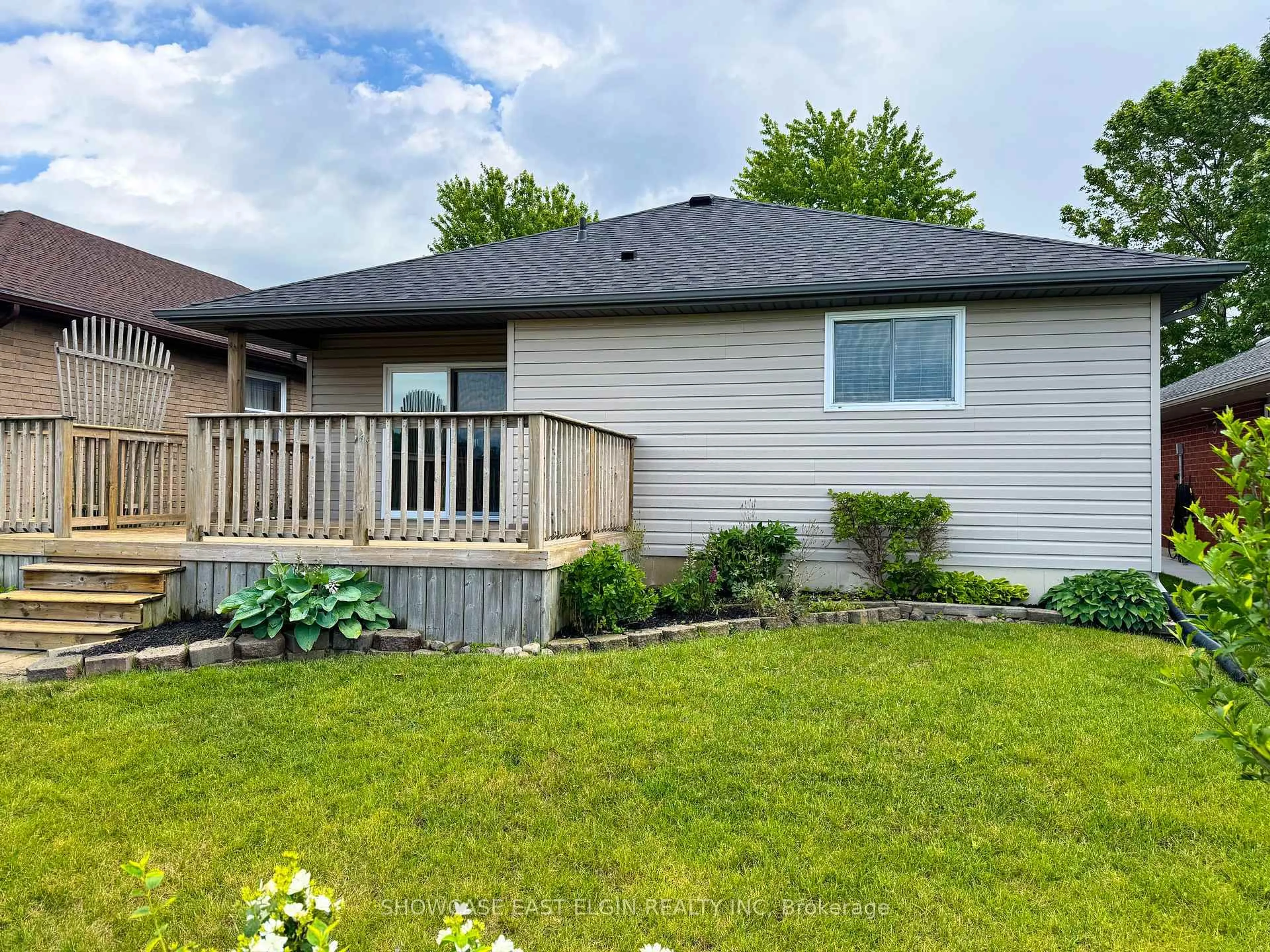Home with vinyl exterior material, unknown for 10 Holland Ave, Aylmer Ontario N5H 3J3