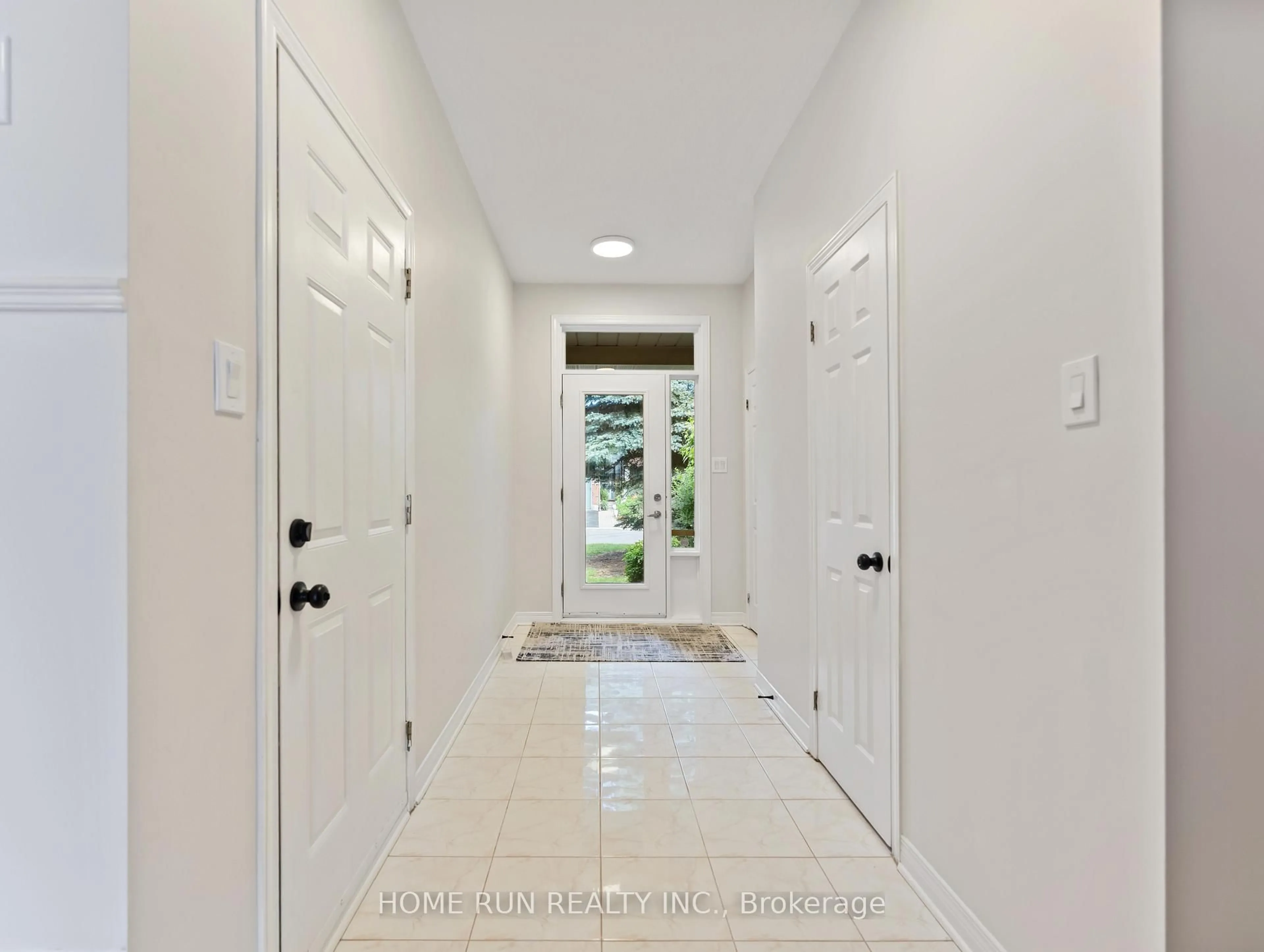 Indoor entryway for 20 Redding Way, Ottawa Ontario K2G 6C2