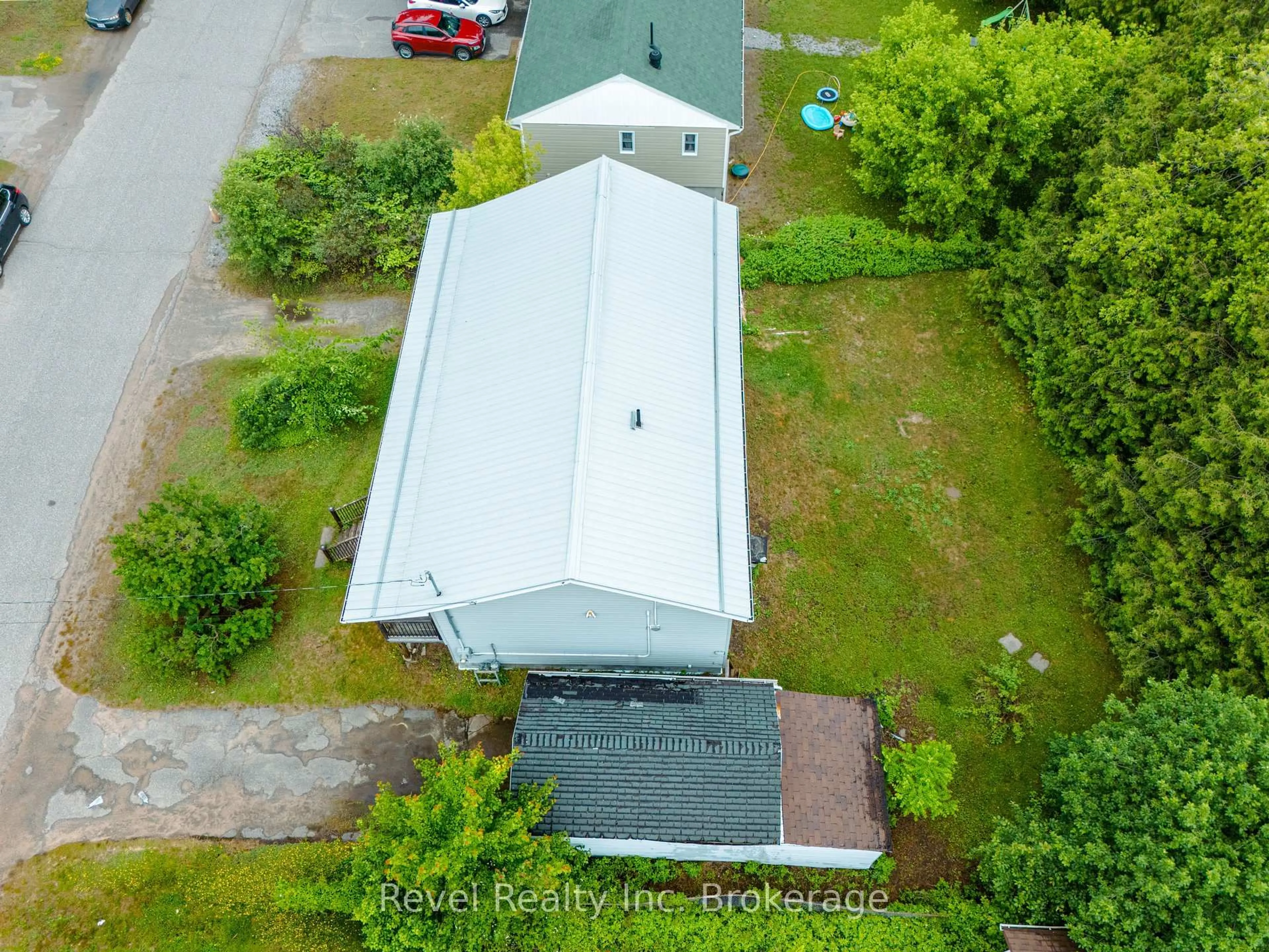 A pic from outside/outdoor area/front of a property/back of a property/a pic from drone, building for 355 Angus Ave, North Bay Ontario P1B 7L7