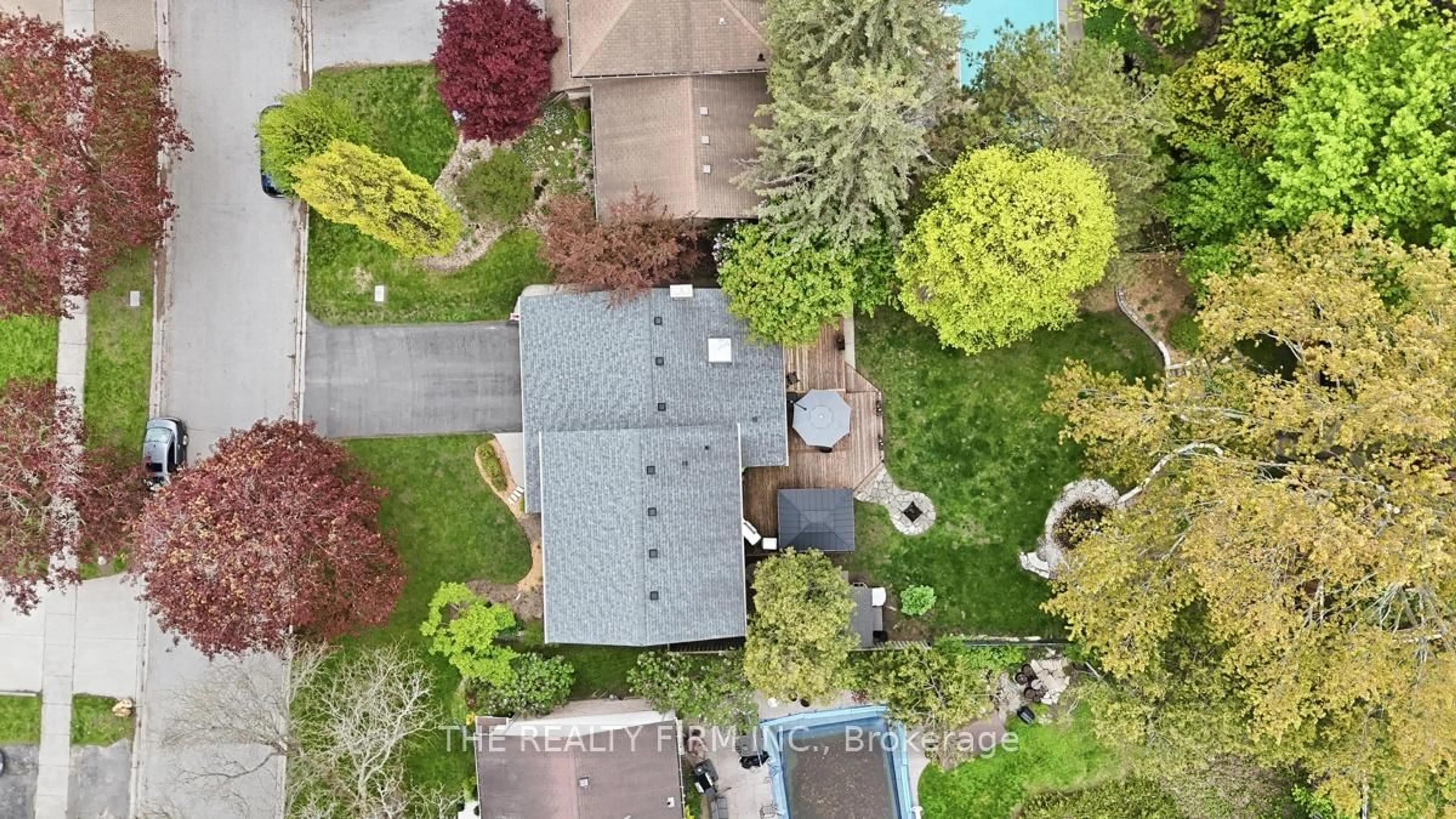 A pic from outside/outdoor area/front of a property/back of a property/a pic from drone, street for 18 Mctaggart Cres, London North Ontario N5X 2E3
