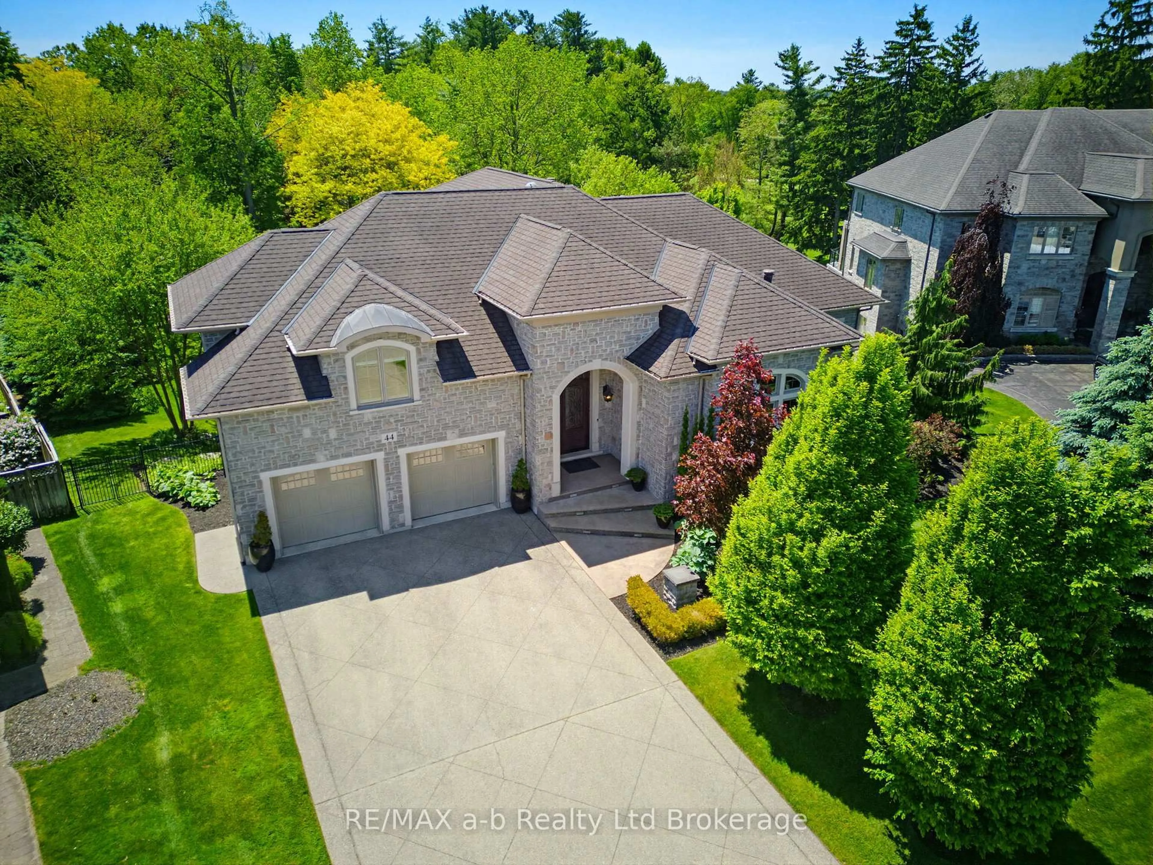 A pic from outside/outdoor area/front of a property/back of a property/a pic from drone, street for 44 Yeager Ave, Norfolk Ontario N3Y 5N3