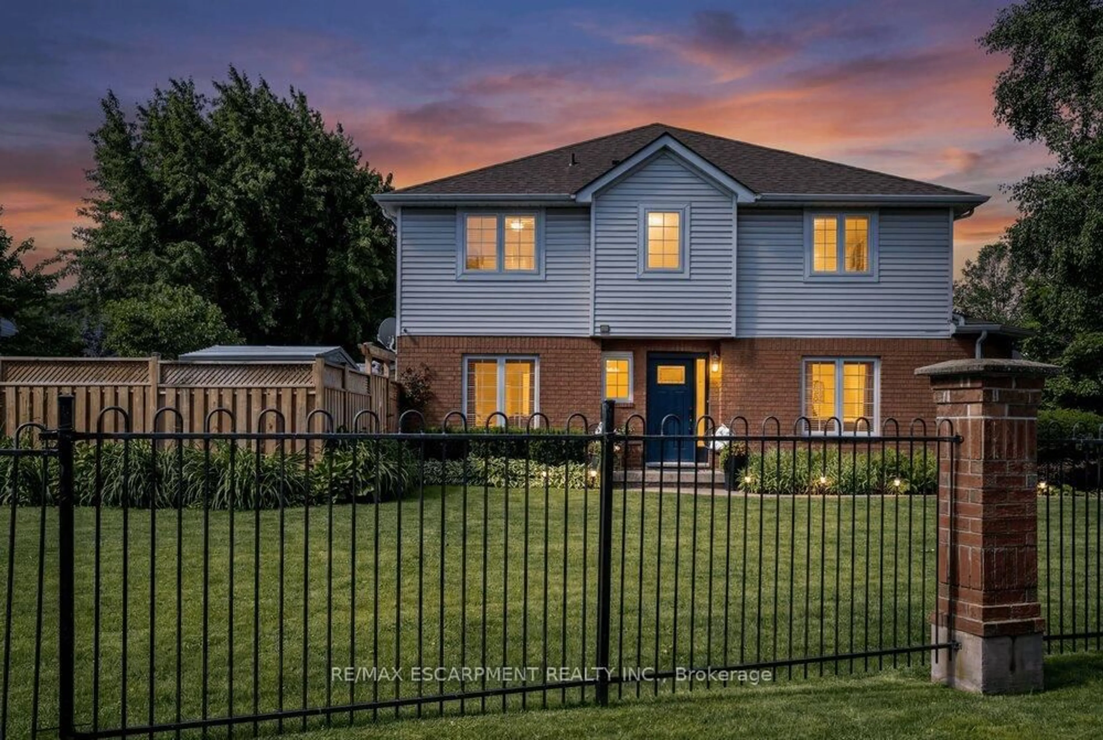 Home with brick exterior material, street for 37 Walker Crt, Grimsby Ontario L3M 5J5