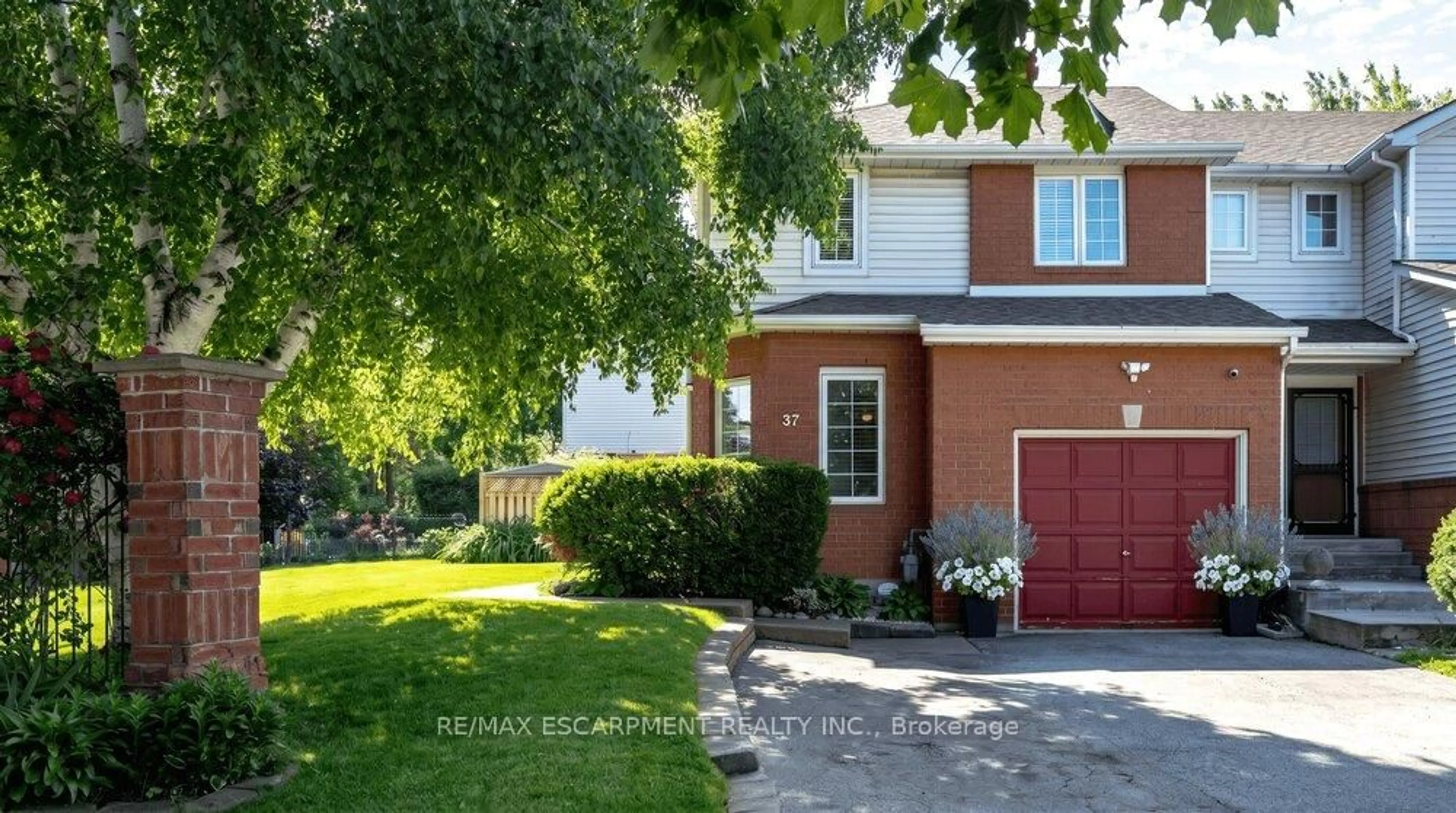 Home with brick exterior material, street for 37 Walker Crt, Grimsby Ontario L3M 5J5