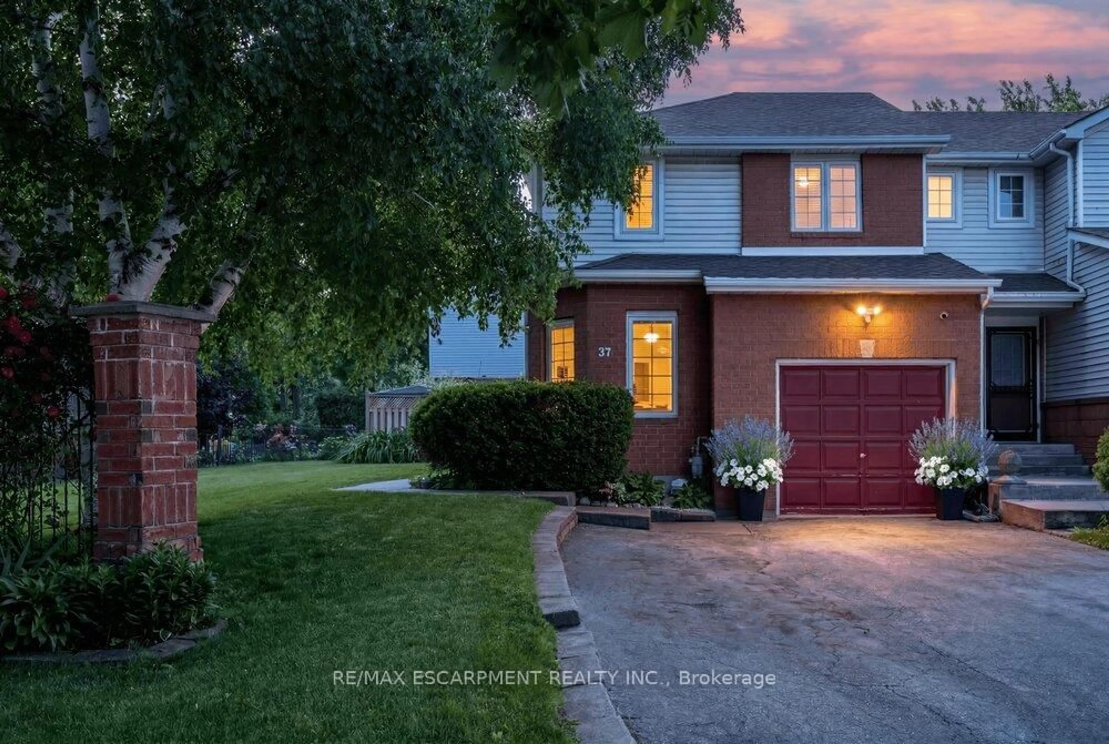 Home with brick exterior material, street for 37 Walker Crt, Grimsby Ontario L3M 5J5