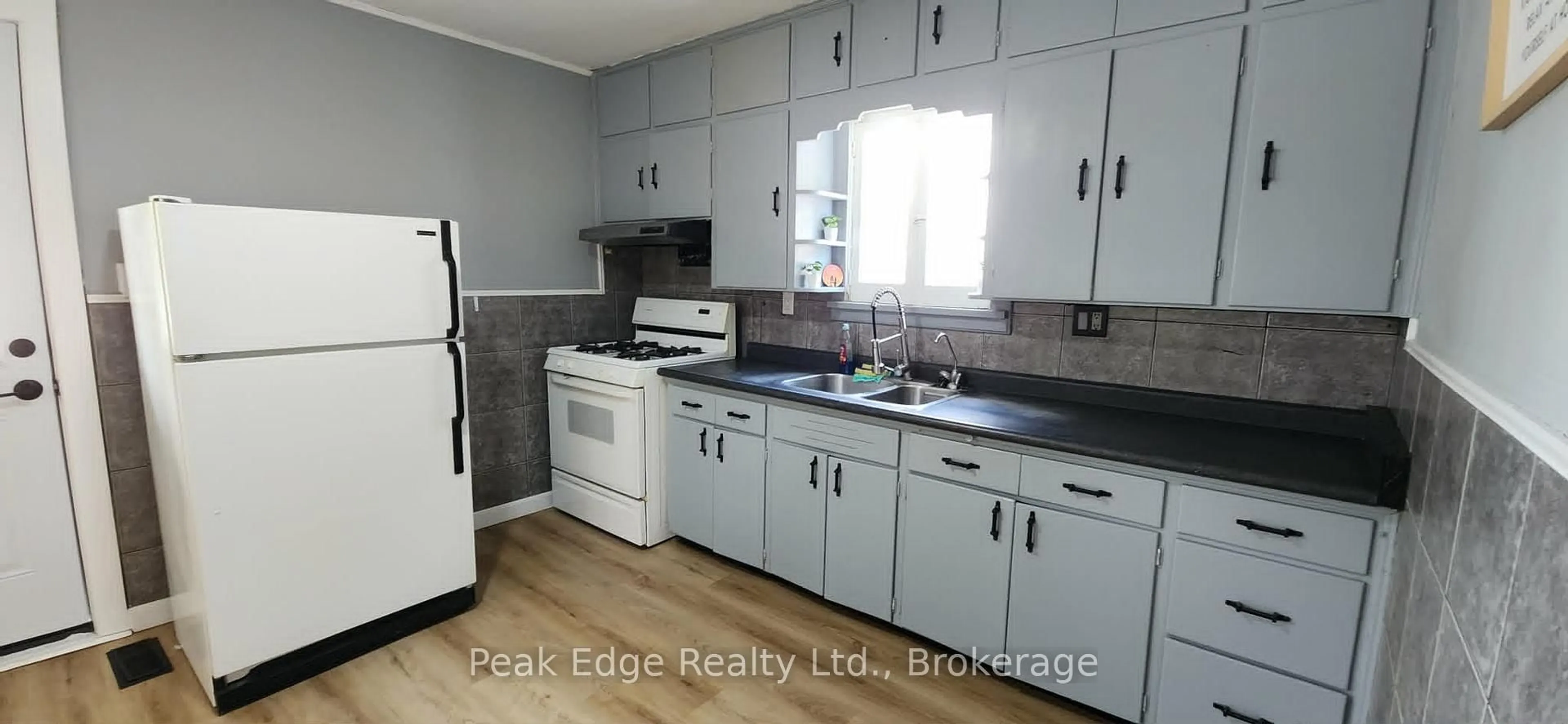 Standard kitchen, unknown for 281 6th St, Hanover Ontario N4N 1C3