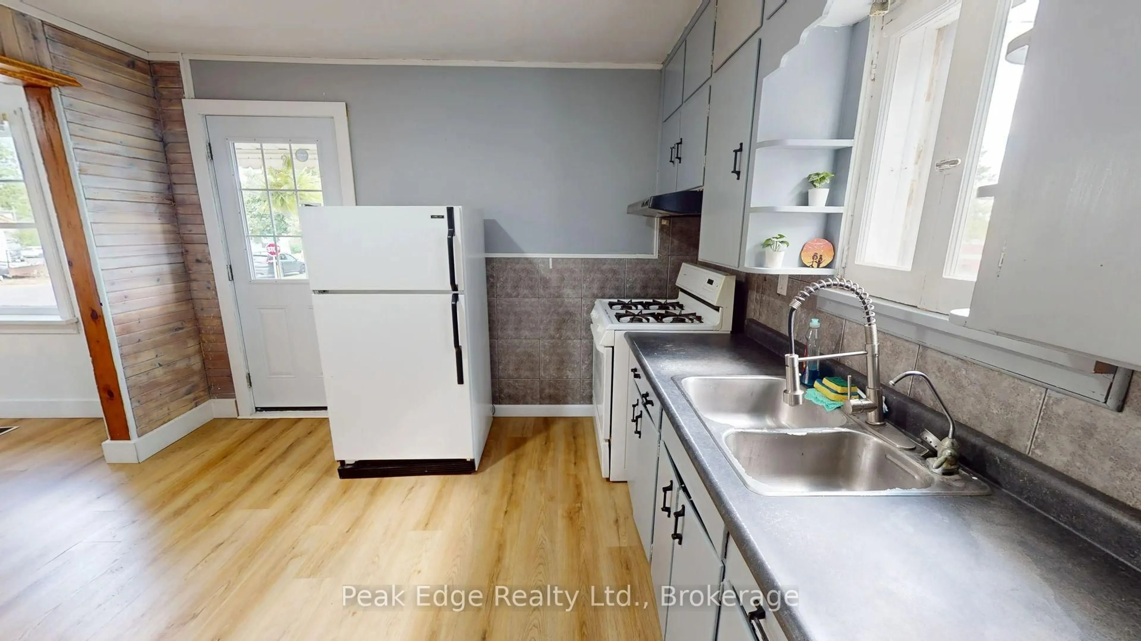 Standard kitchen, unknown for 281 6th St, Hanover Ontario N4N 1C3