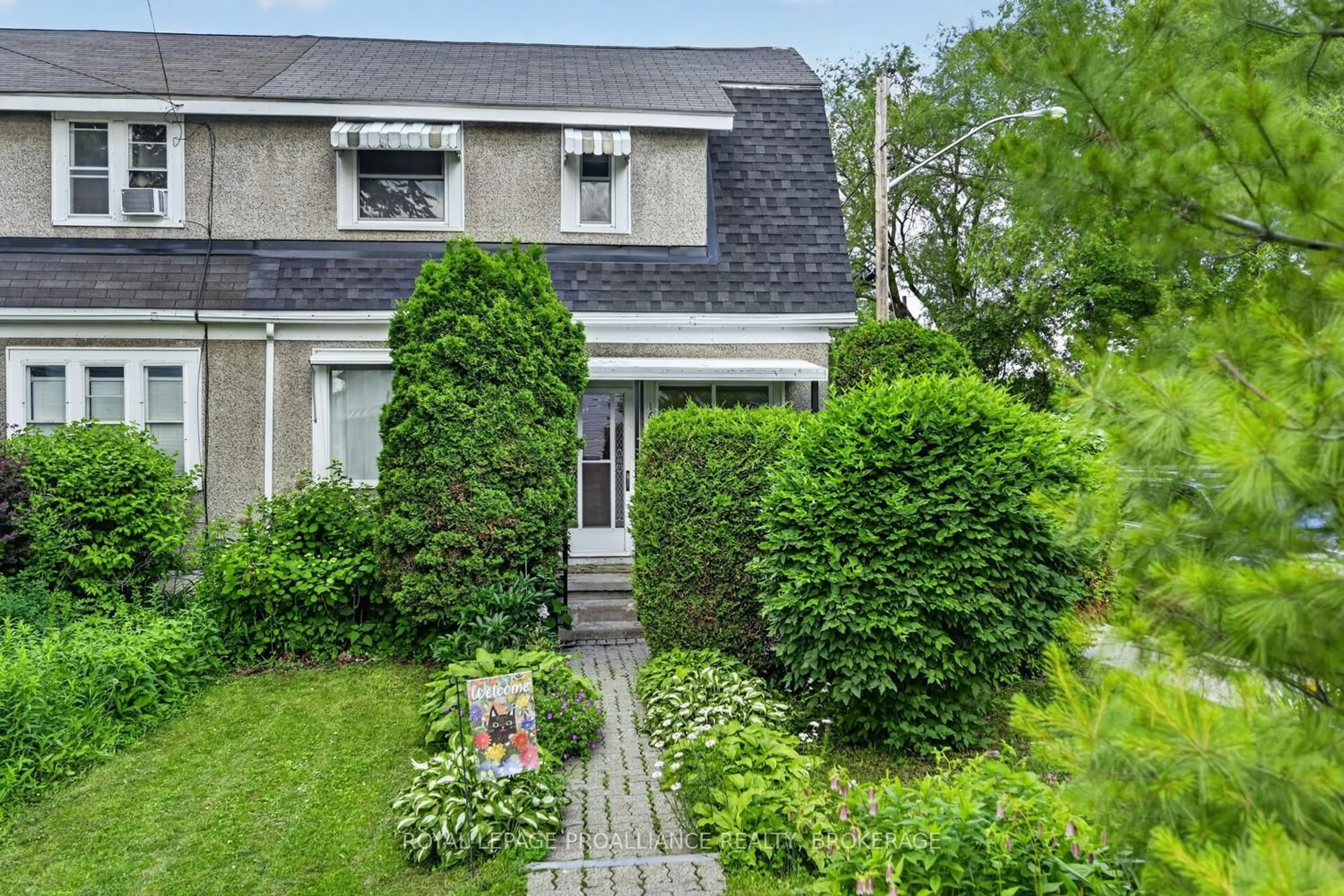Patio, street for 164 Pearl St, Brockville Ontario K6V 4C8