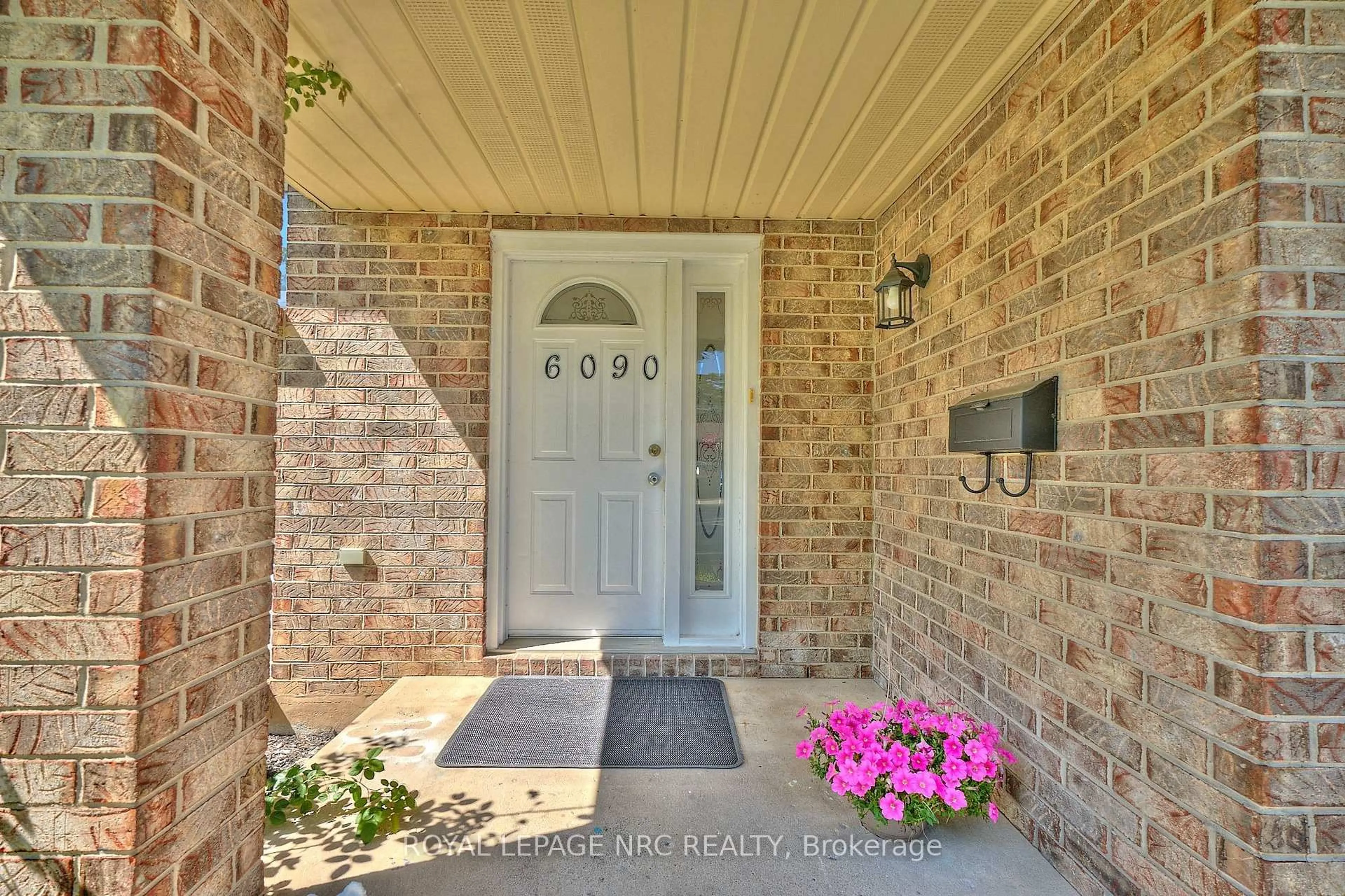 Indoor entryway for 6090 Crimson Dr, Niagara Falls Ontario L2G 7S5