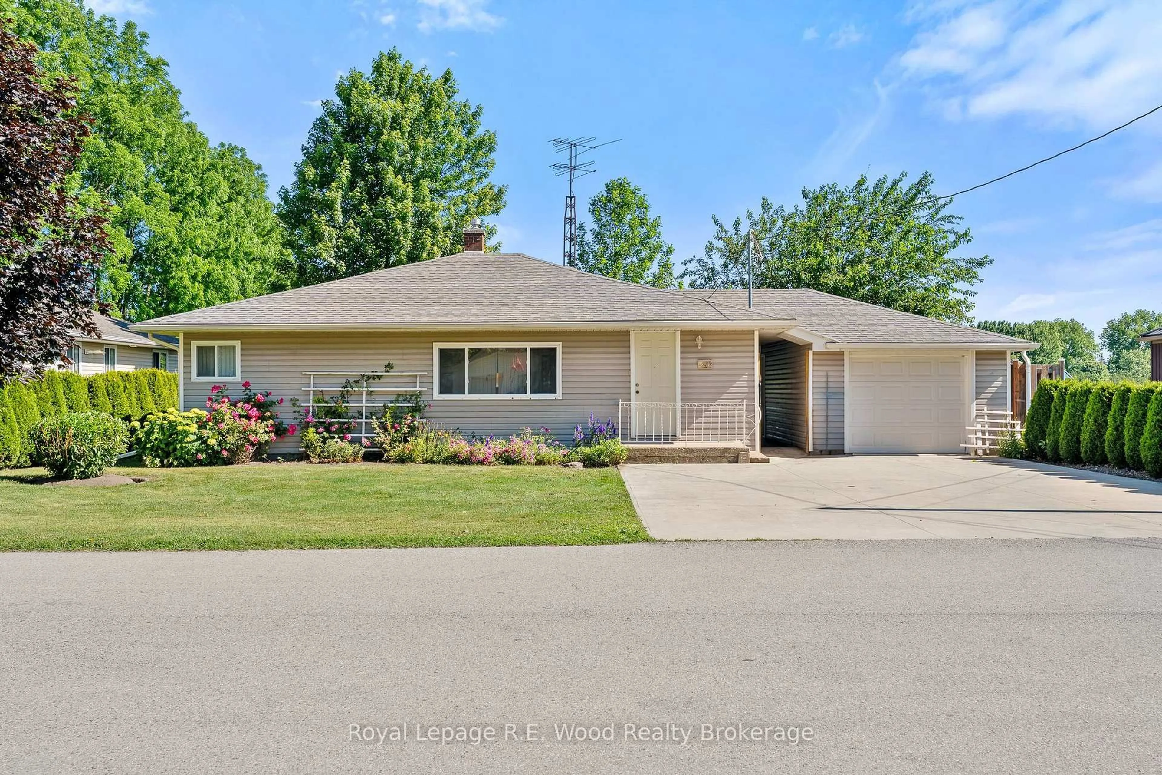 Home with vinyl exterior material, street for 286 Walnut St, Chatham-Kent Ontario N0P 1M0