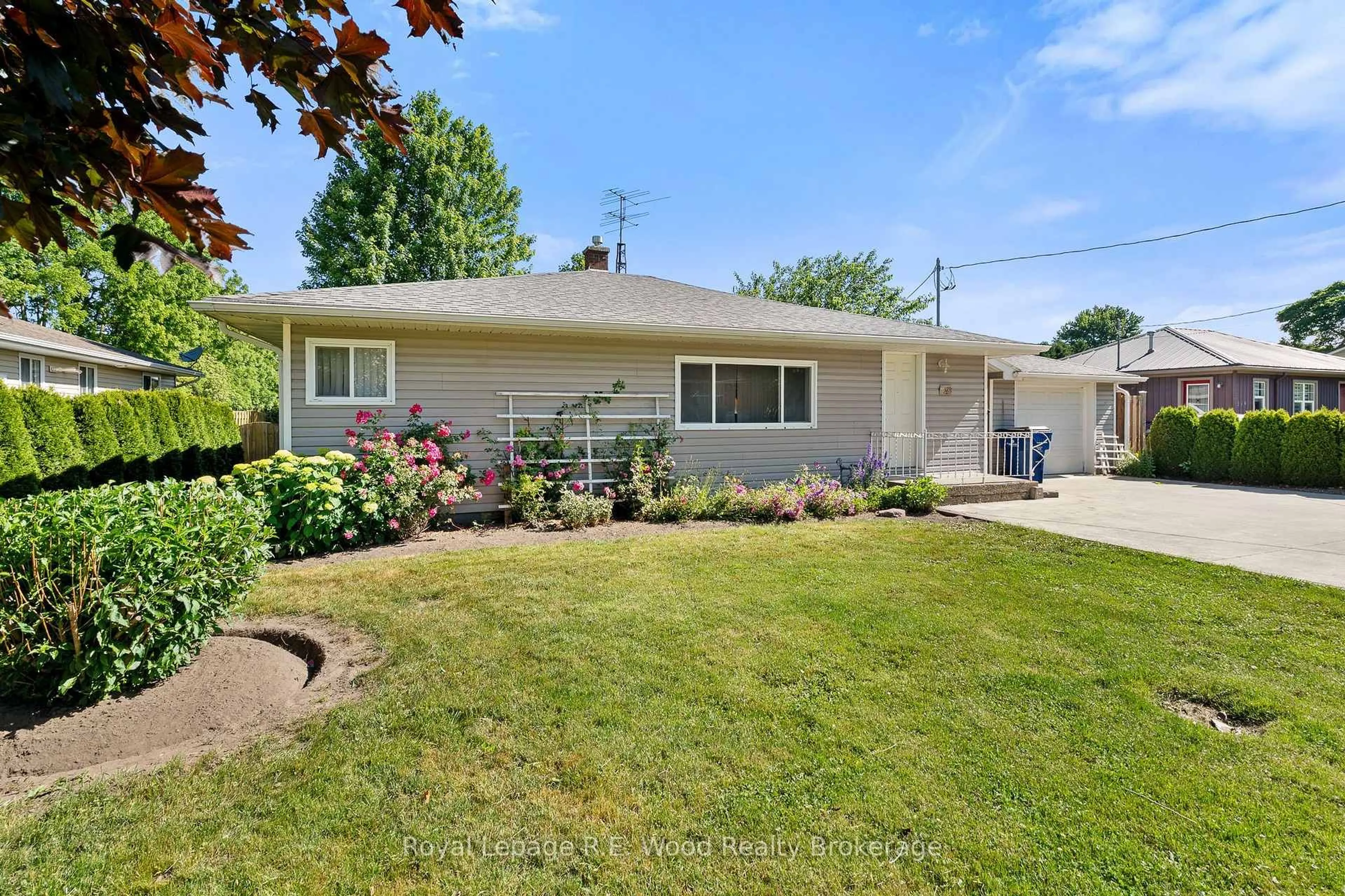 Home with vinyl exterior material, street for 286 Walnut St, Chatham-Kent Ontario N0P 1M0