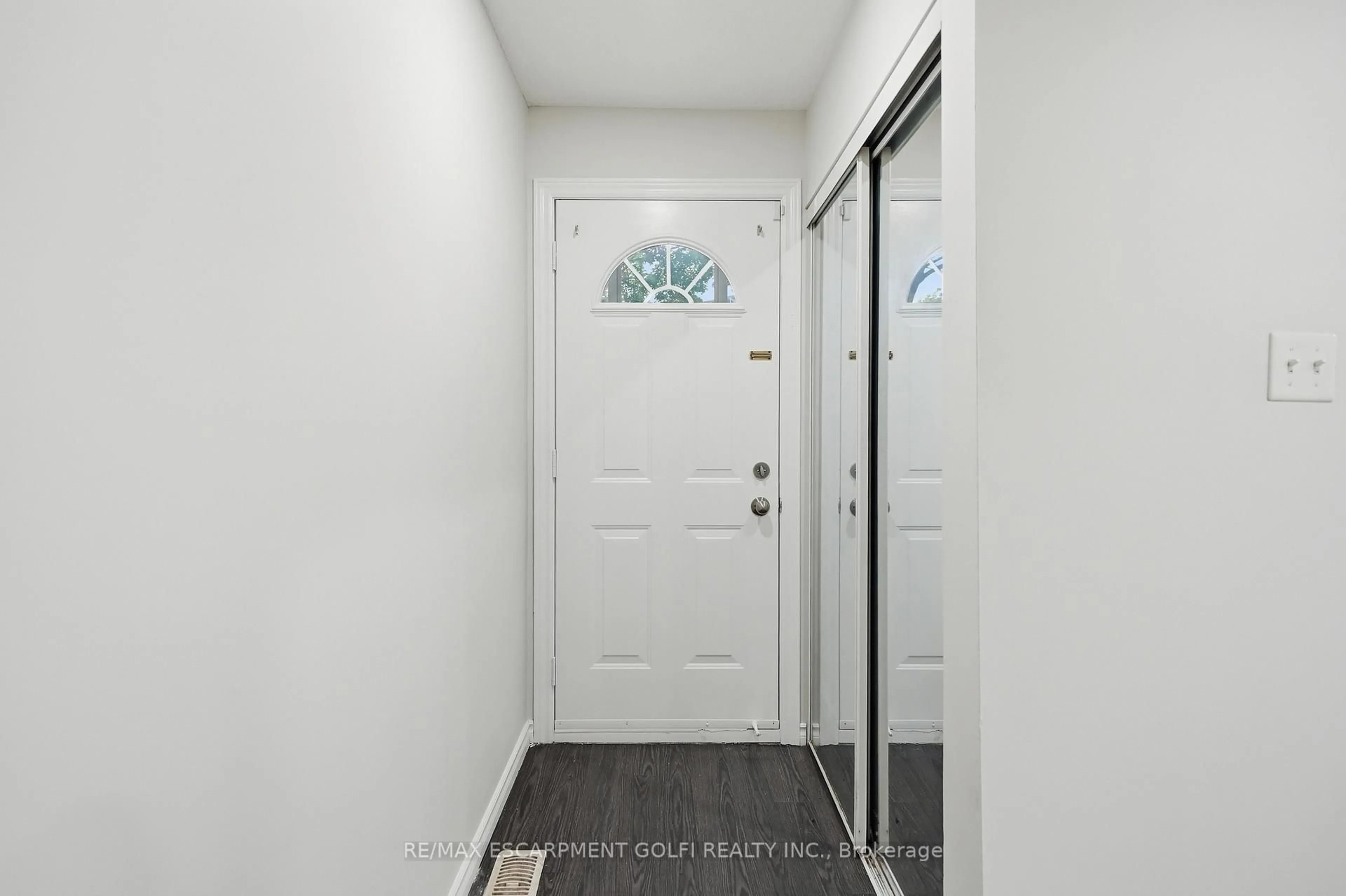 Indoor entryway for 82 Riverdale Dr #14, Hamilton Ontario L8E 1K3