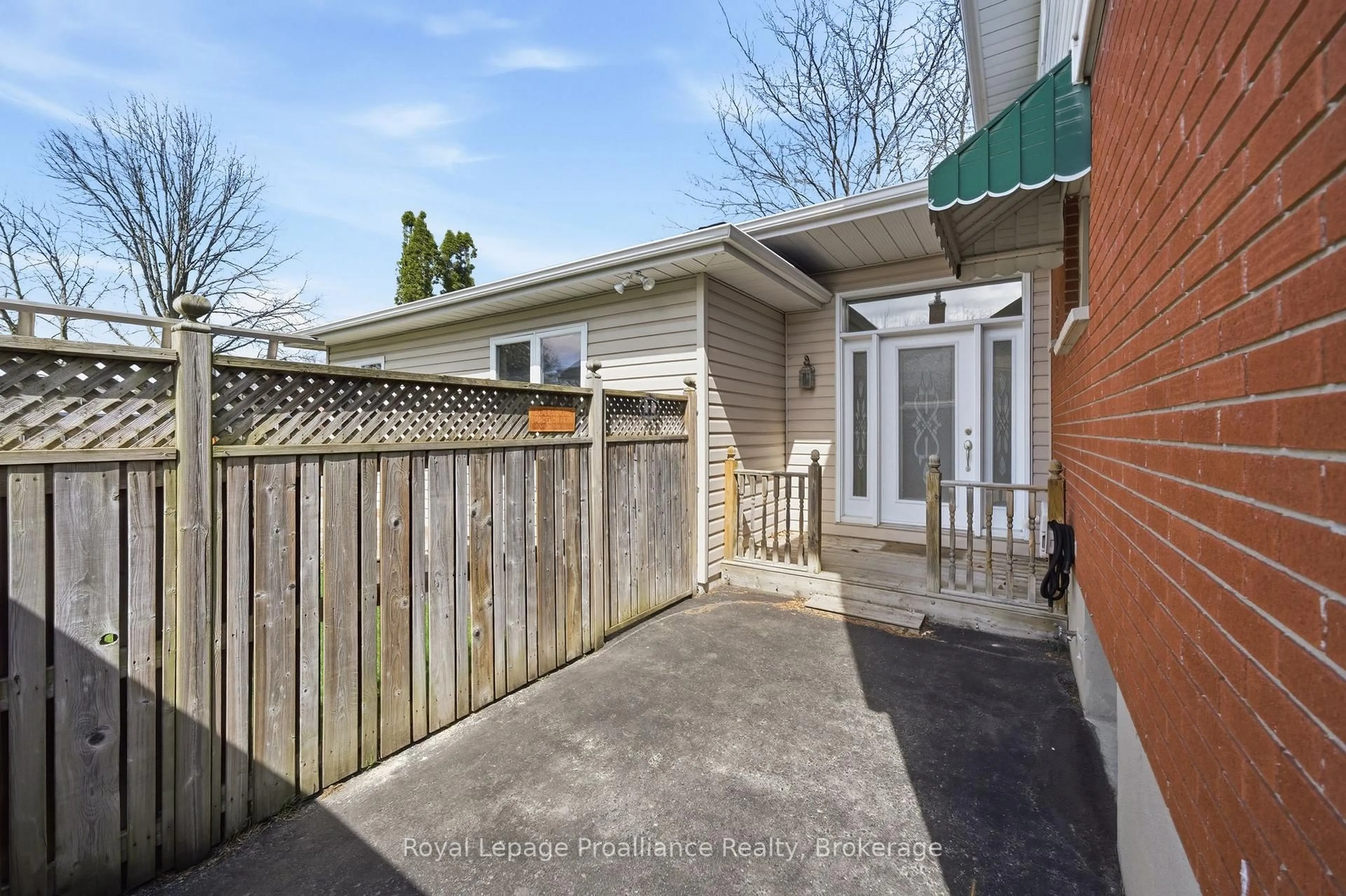 Unknown for 49 Plaza Sq, Belleville Ontario K8N 4J2