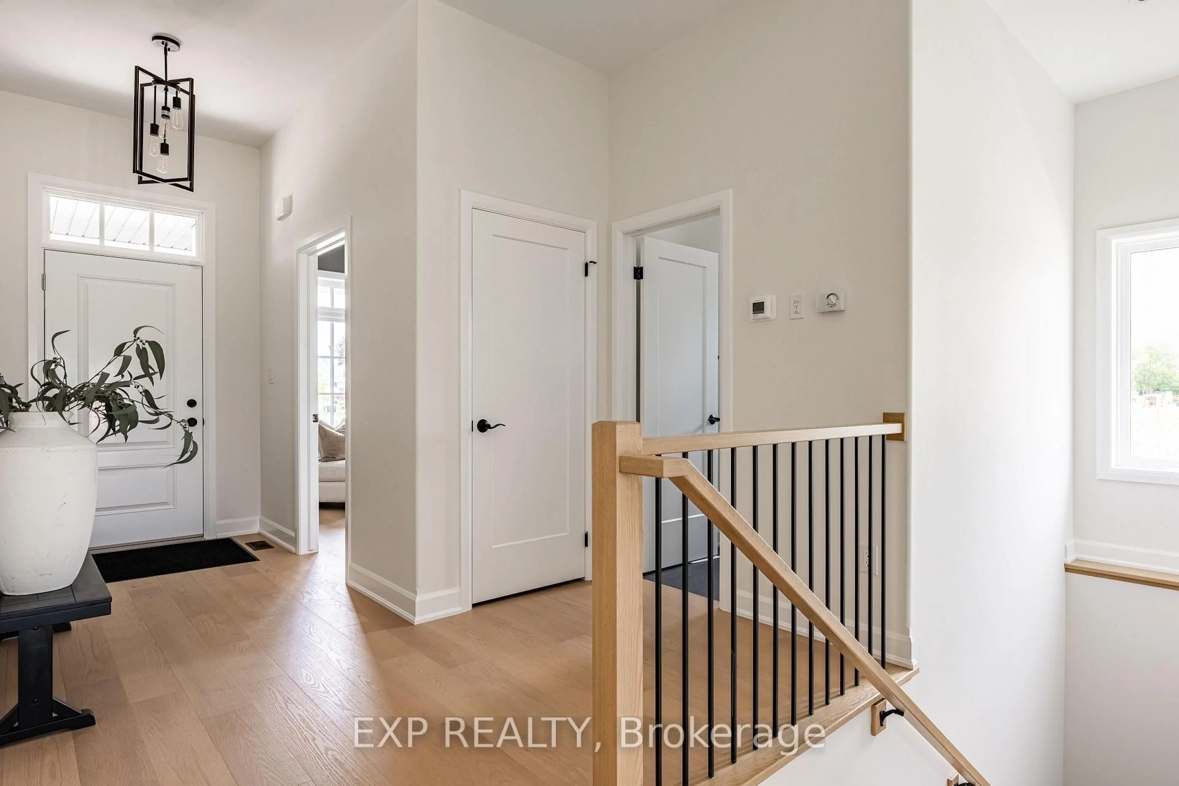 Indoor entryway for 26 Harvest Dr, Niagara-on-the-Lake Ontario L0S 1J0